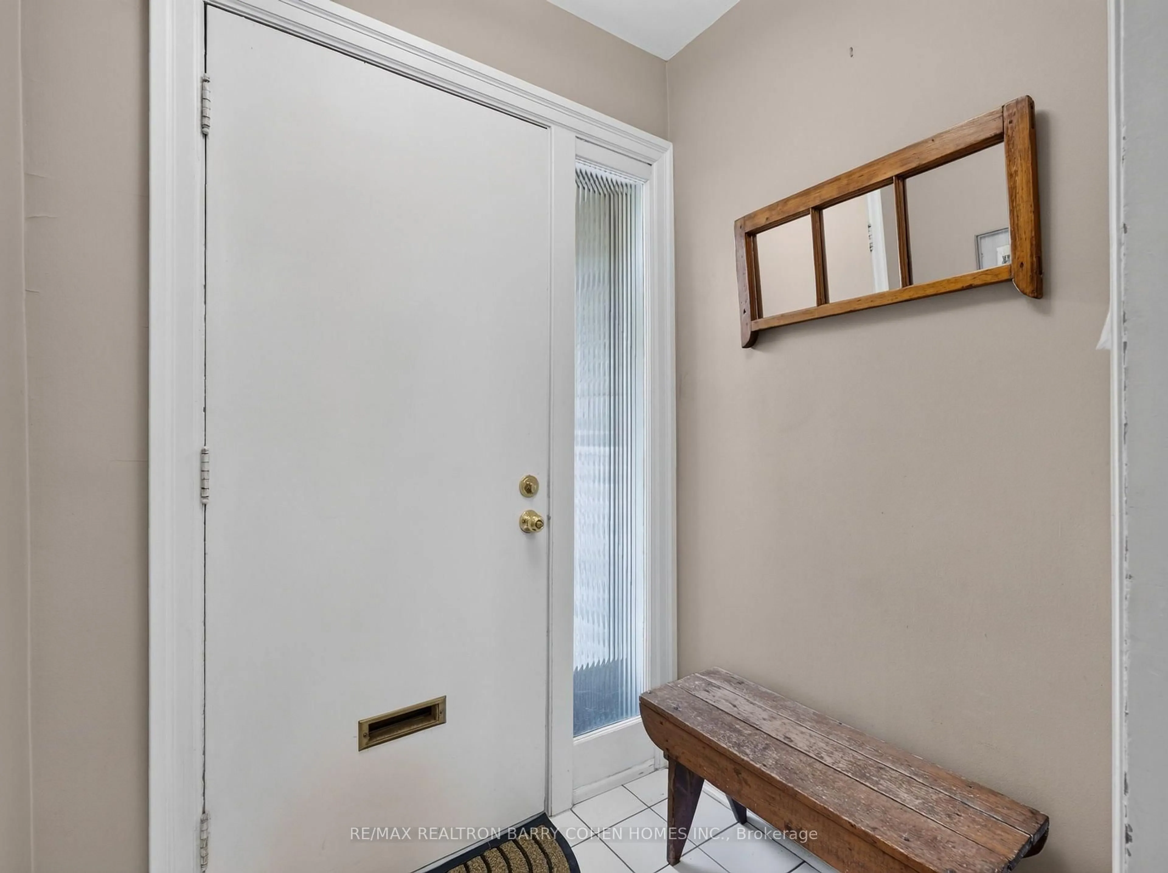 Indoor entryway for 105 Palm Dr, Toronto Ontario M3H 2C2