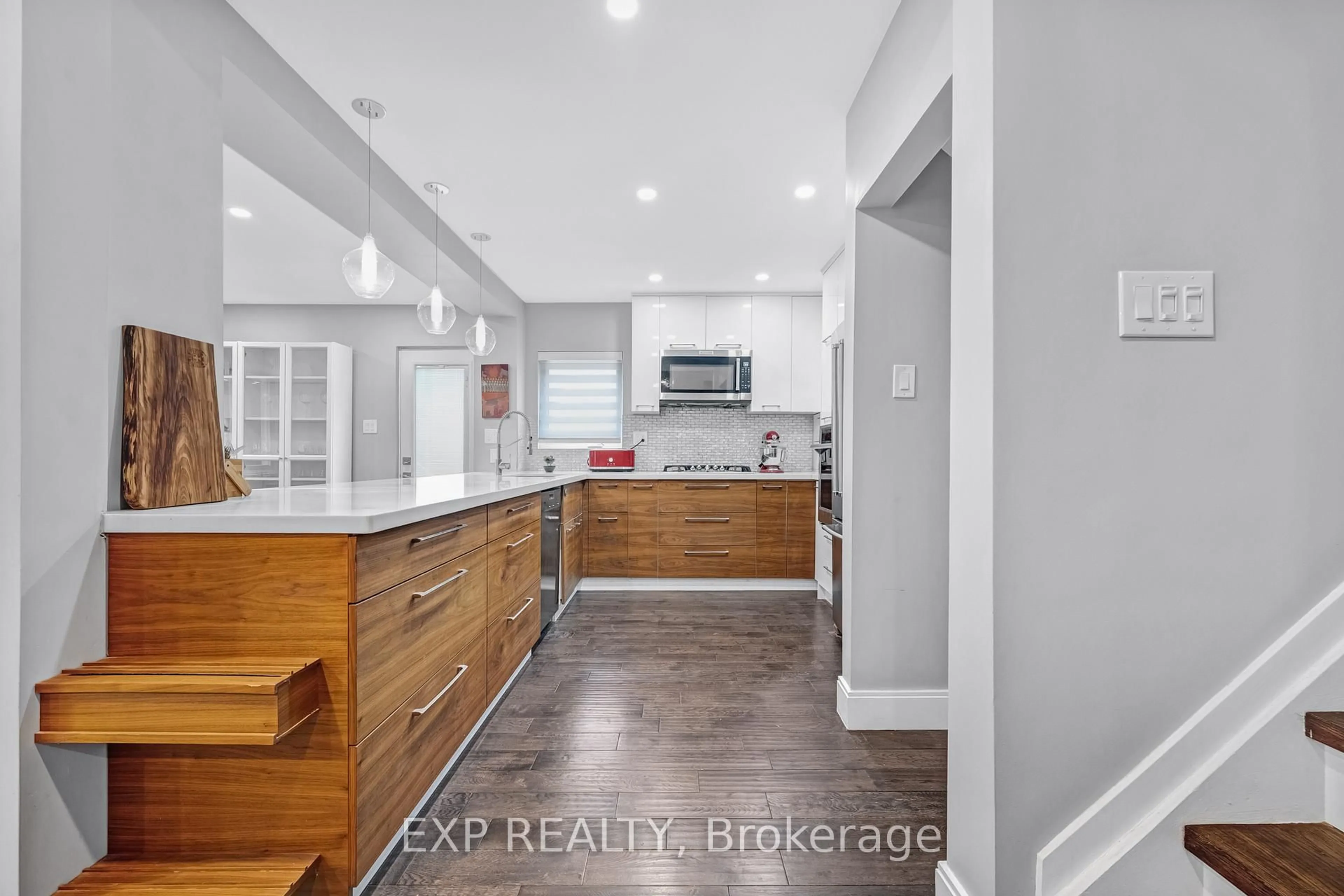 Contemporary kitchen, unknown for 160 Cottonwood Dr, Toronto Ontario M3C 2B4