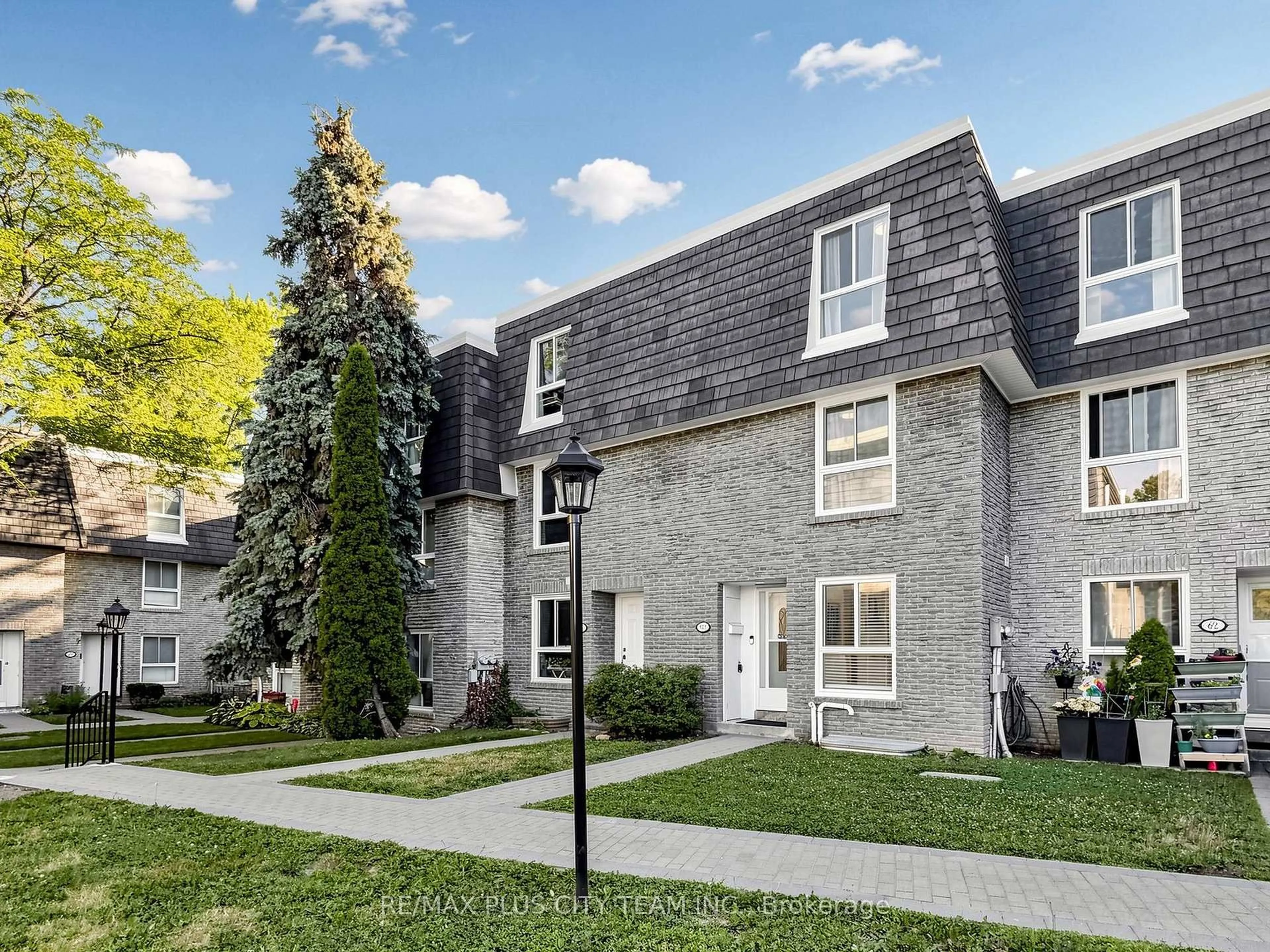 A pic from outside/outdoor area/front of a property/back of a property/a pic from drone, street for 60 Tangle Briar Way, Toronto Ontario M2J 2M4