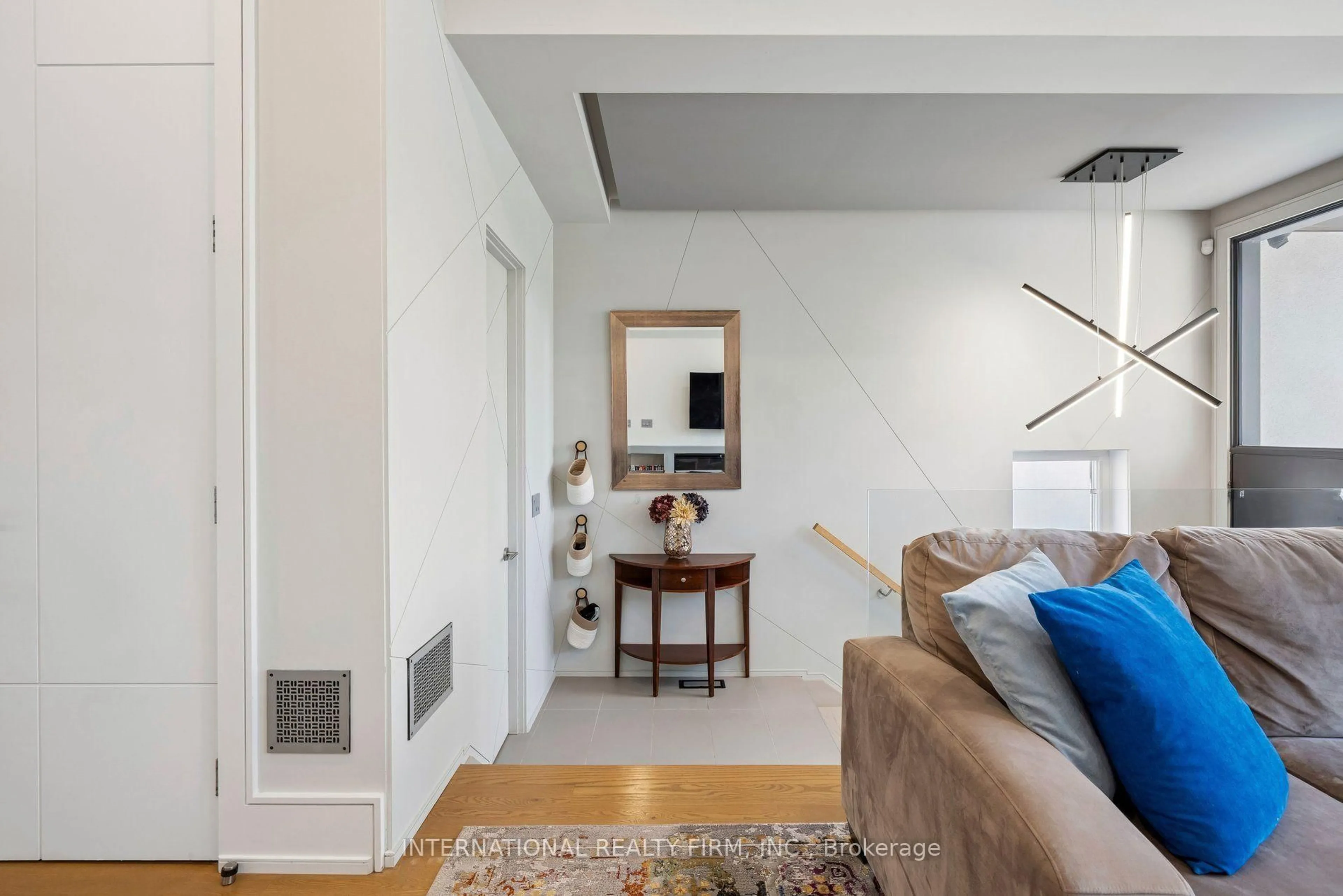 Living room with furniture, unknown for 39 Wilmington Ave, Toronto Ontario M3H 5J1