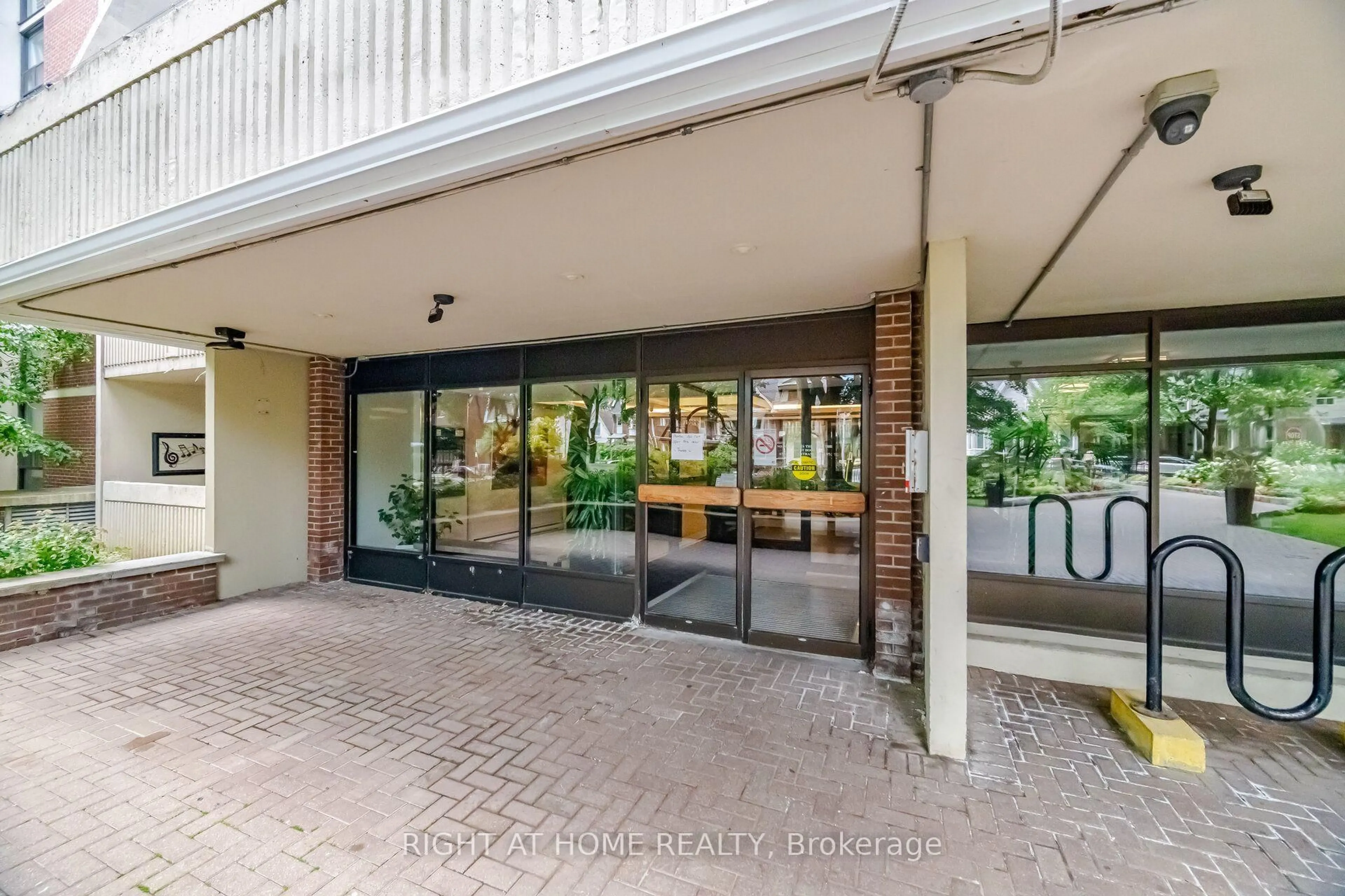 Indoor foyer for 40 Homewood Ave #1104, Toronto Ontario M4Y 2K2
