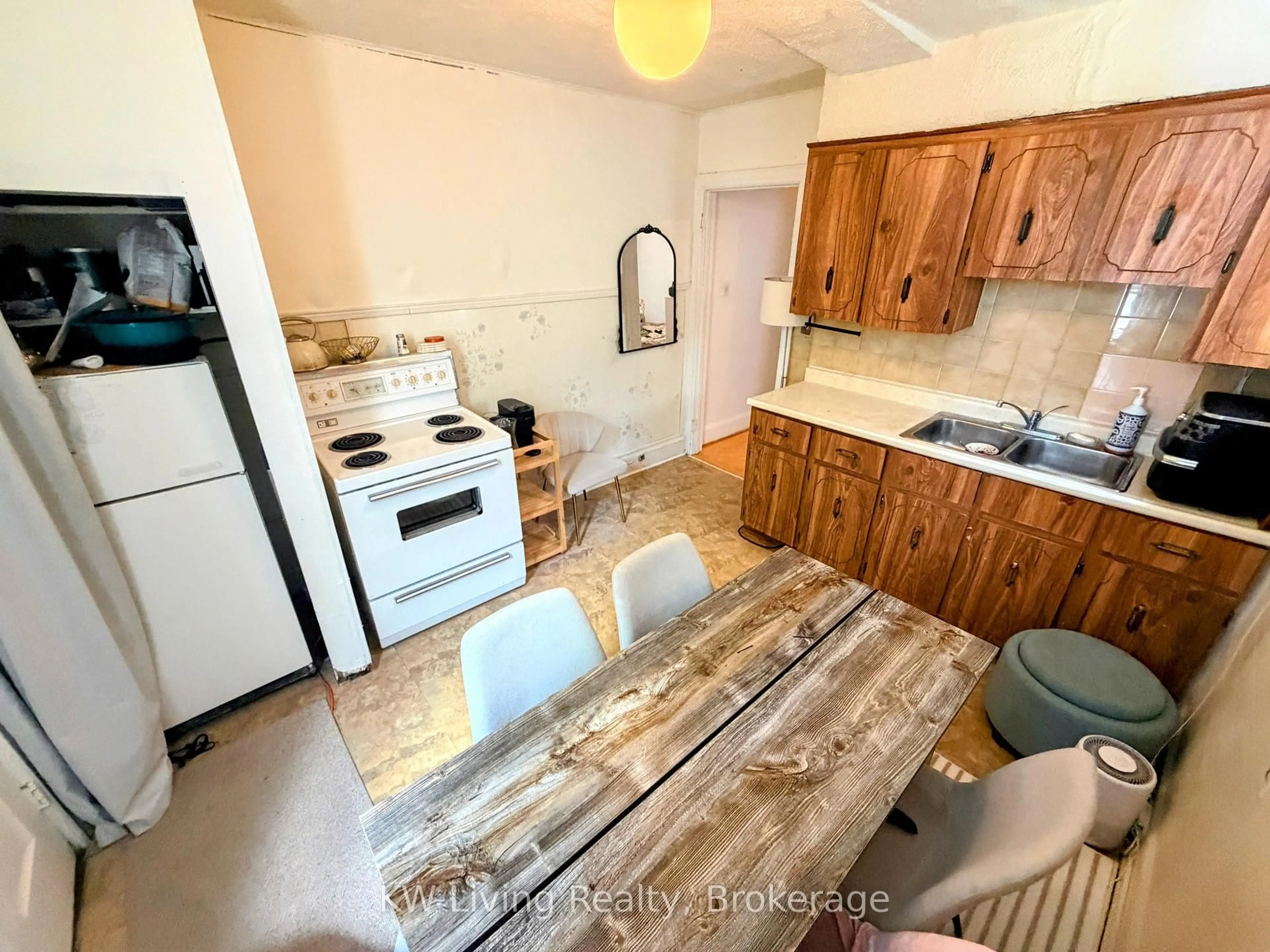 Standard kitchen, unknown for 636 Clinton St, Toronto Ontario M6G 2Z7