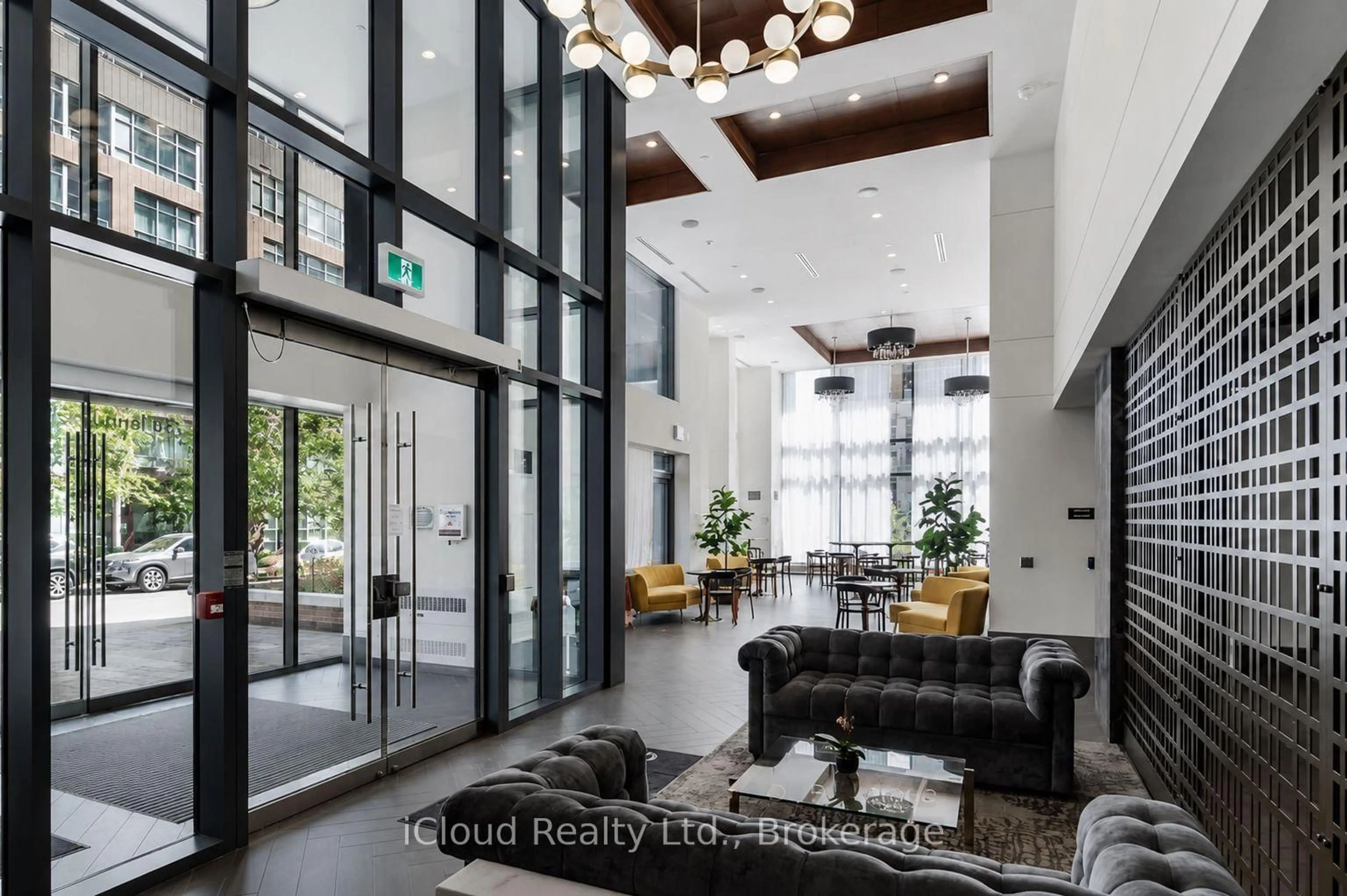 Indoor foyer for 38 Iannuzzi St #638, Toronto Ontario M5V 0S2