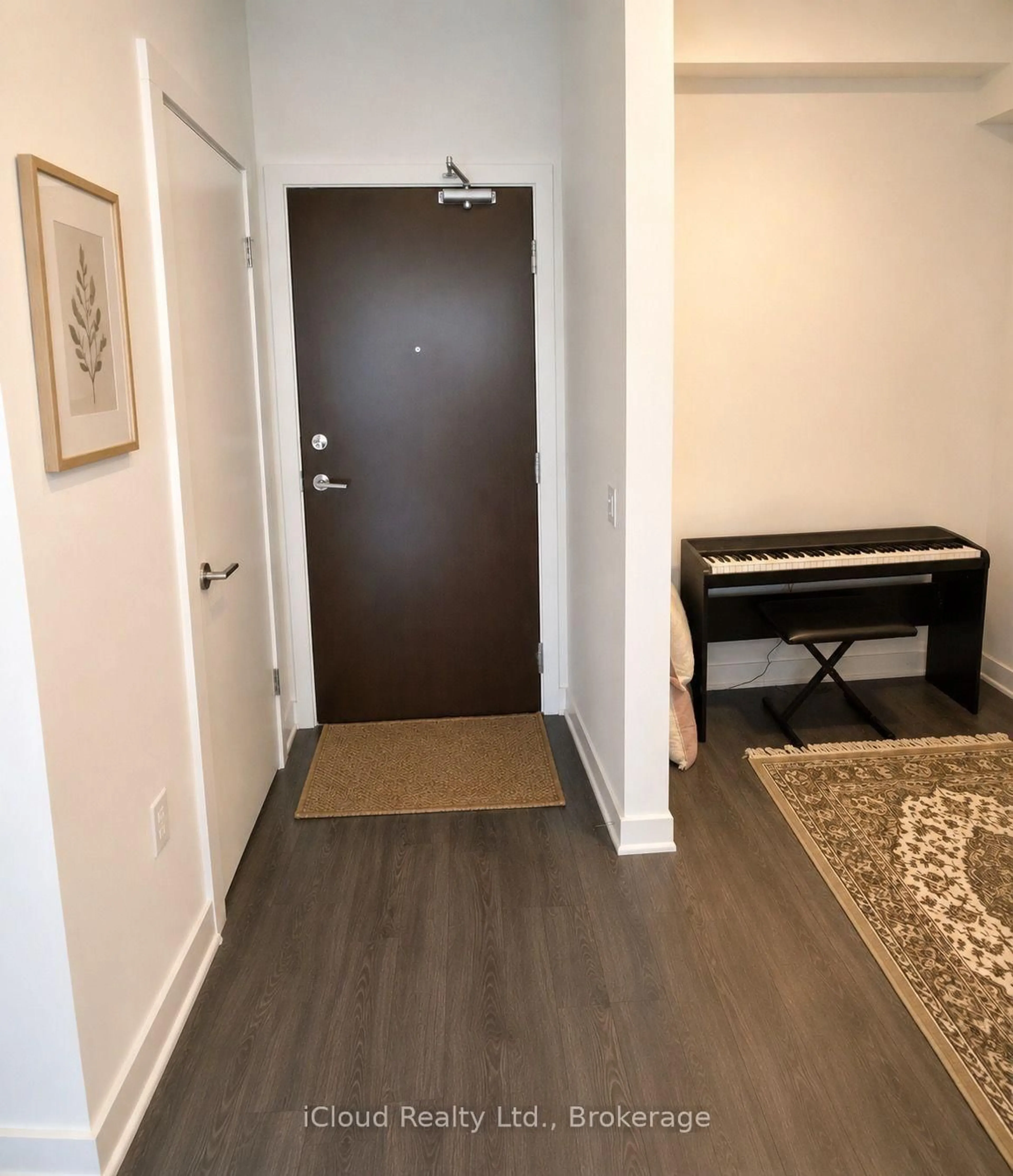 Indoor entryway for 38 Iannuzzi St #638, Toronto Ontario M5V 0S2