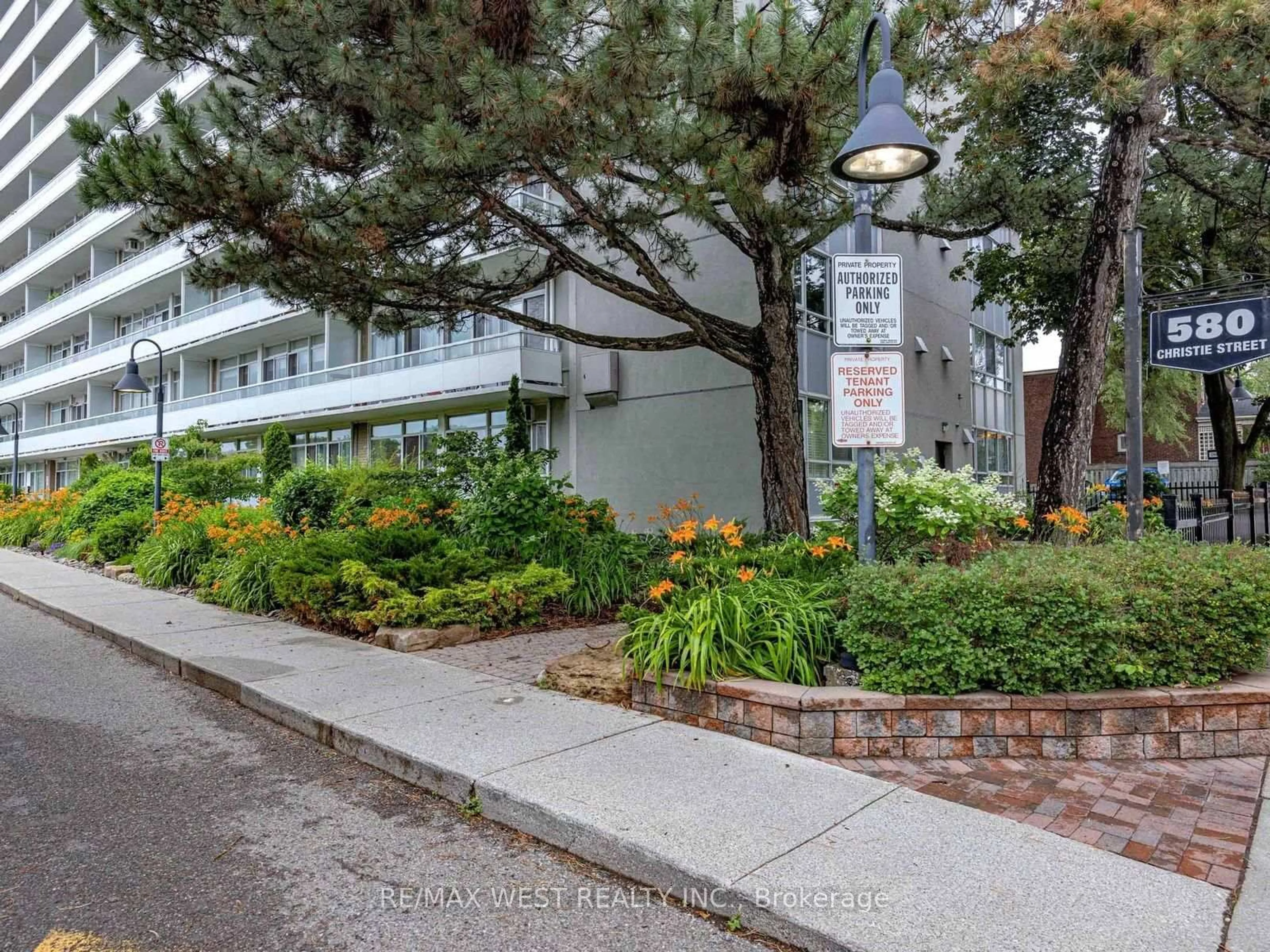 Unknown for 580 Christie St #302, Toronto Ontario M6G 3E3