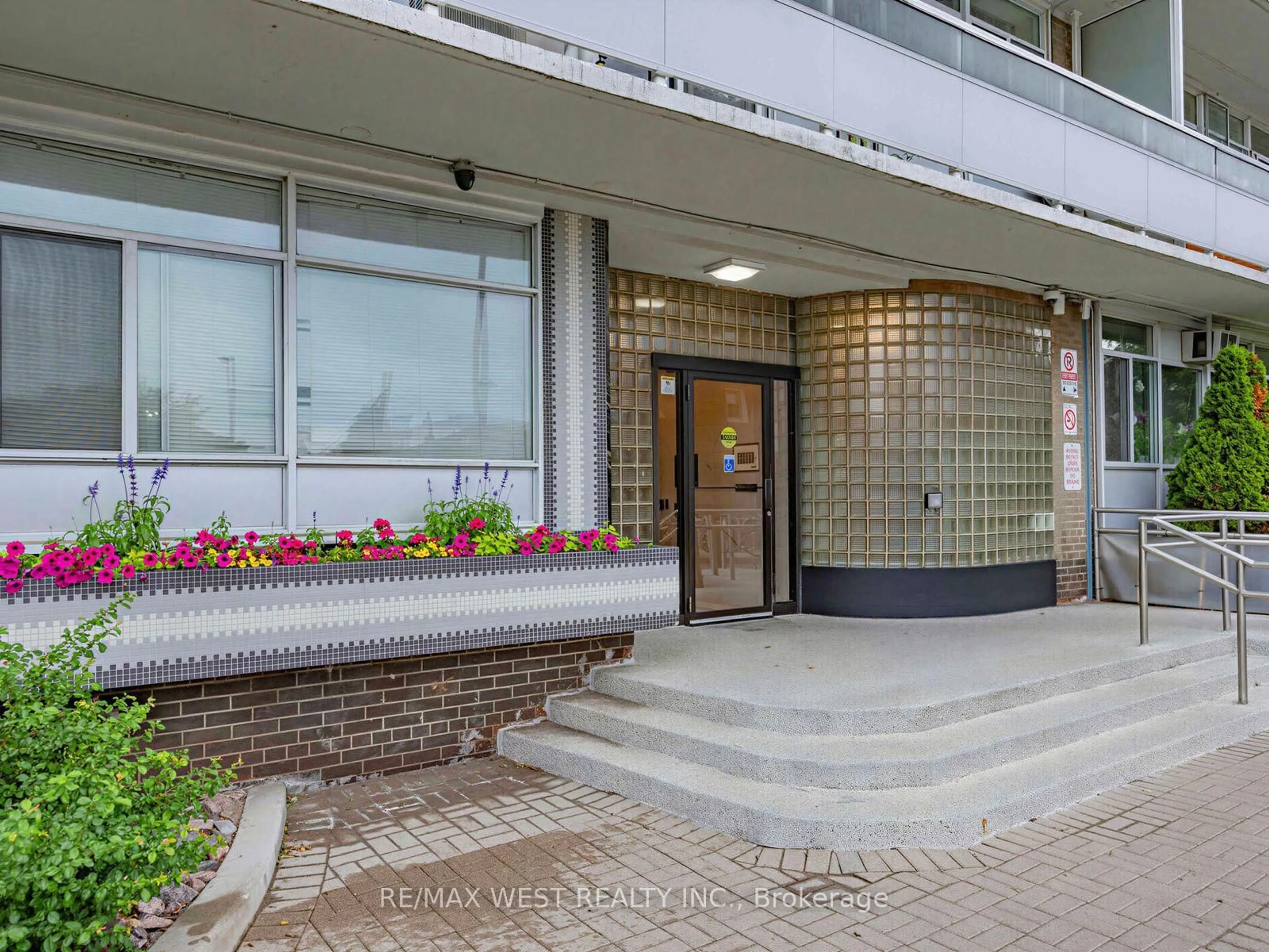 Indoor foyer for 580 Christie St #302, Toronto Ontario M6G 3E3