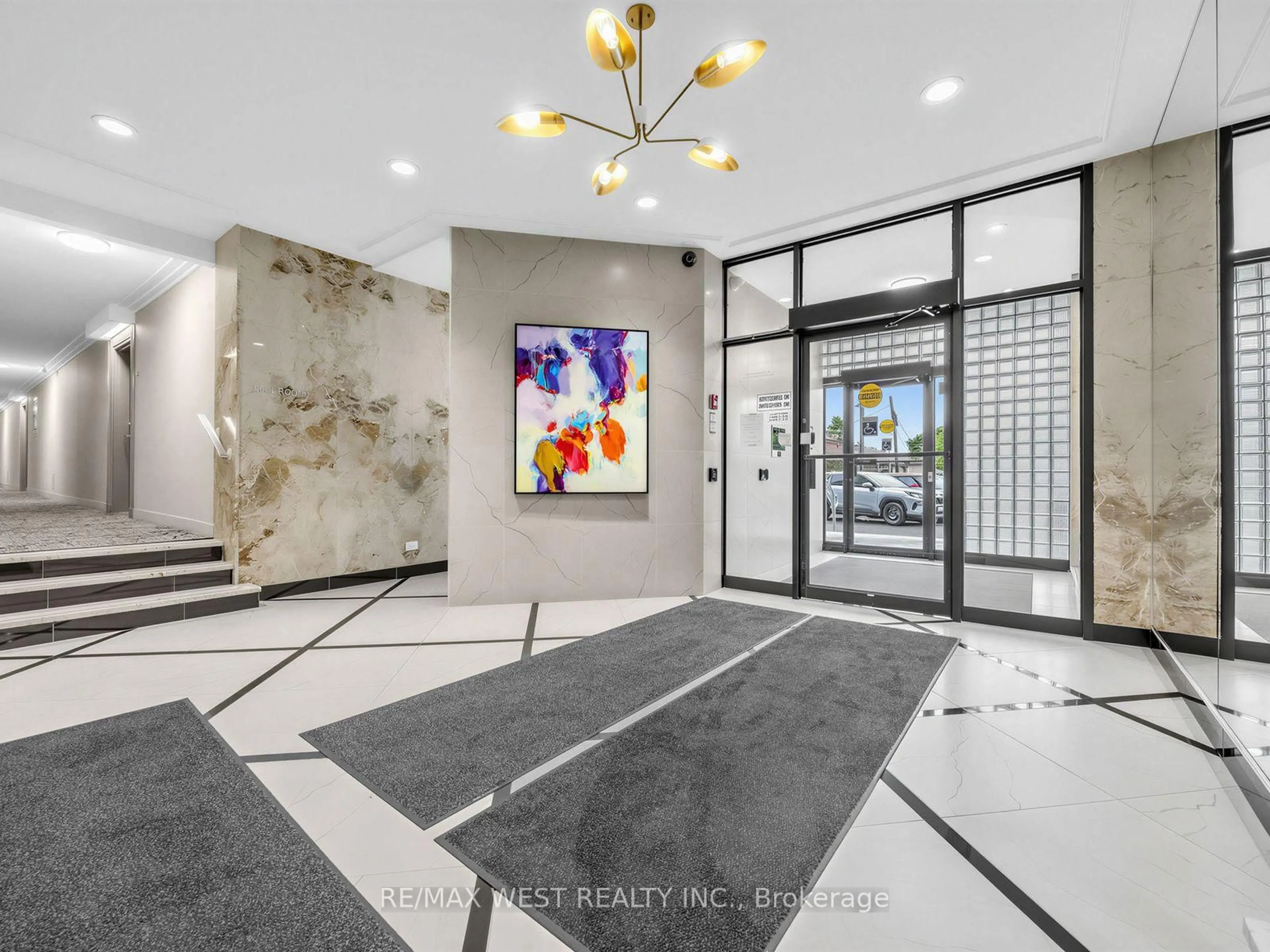 Unknown for 580 Christie St #302, Toronto Ontario M6G 3E3