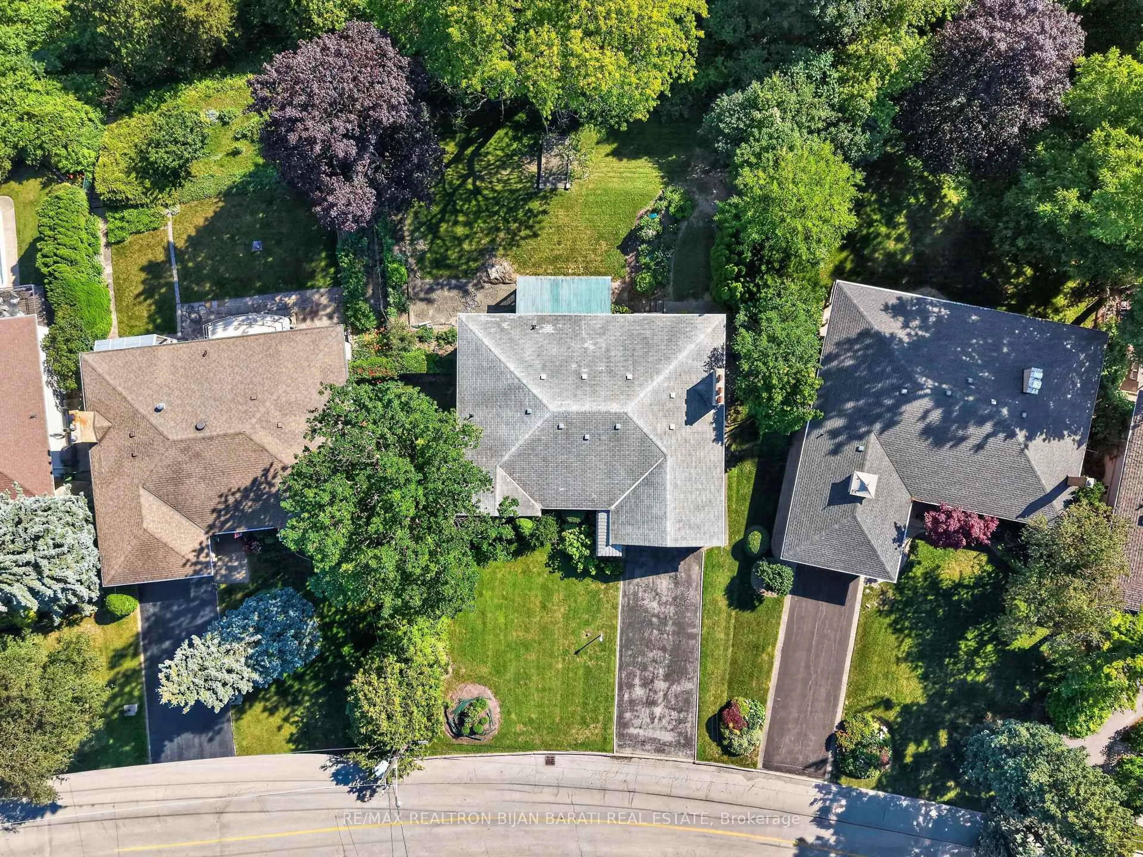 A pic from outside/outdoor area/front of a property/back of a property/a pic from drone, street for 14 Heathview Ave, Toronto Ontario M2K 2C1