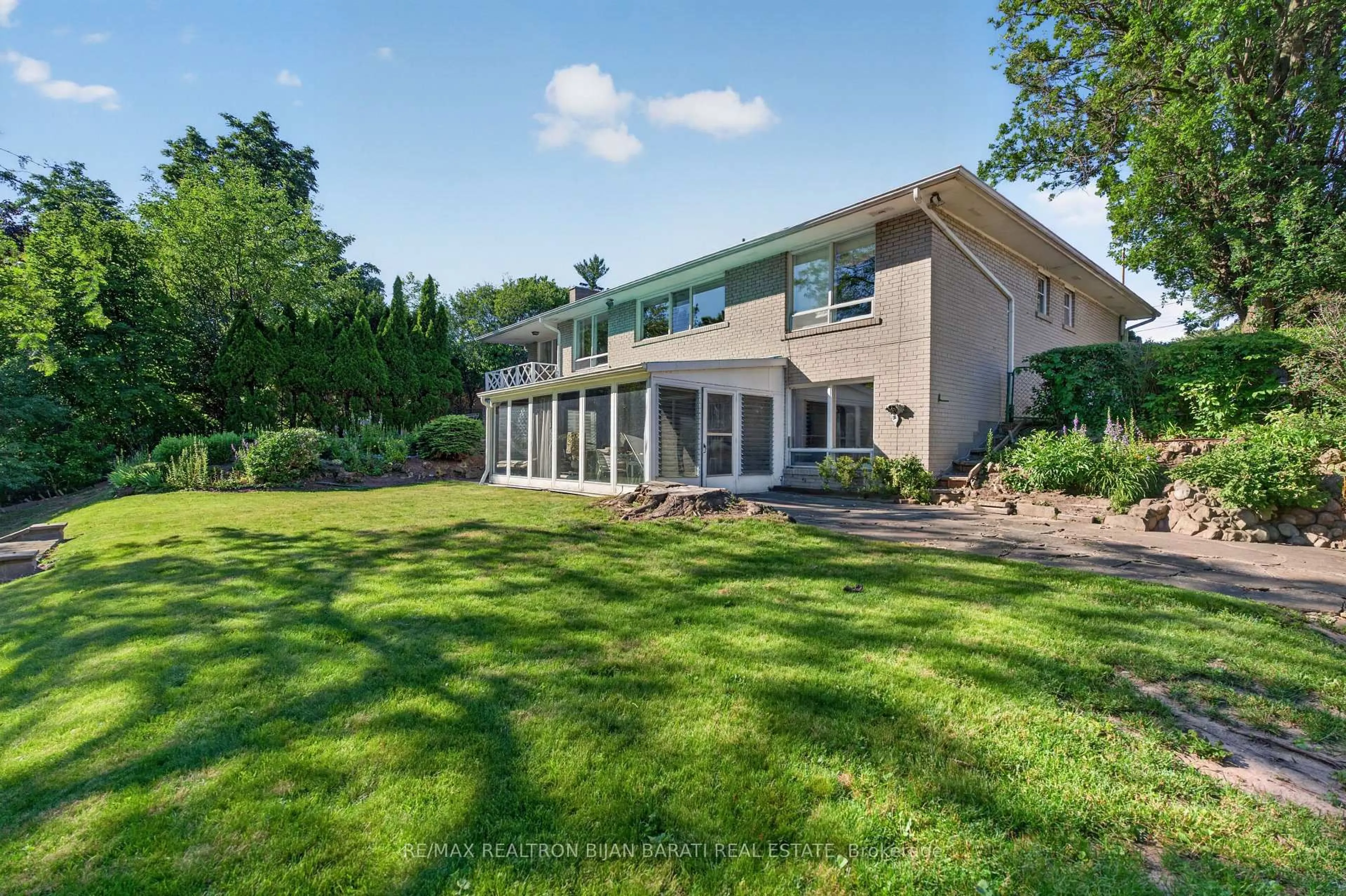A pic from outside/outdoor area/front of a property/back of a property/a pic from drone, water/lake/river/ocean view for 14 Heathview Ave, Toronto Ontario M2K 2C1