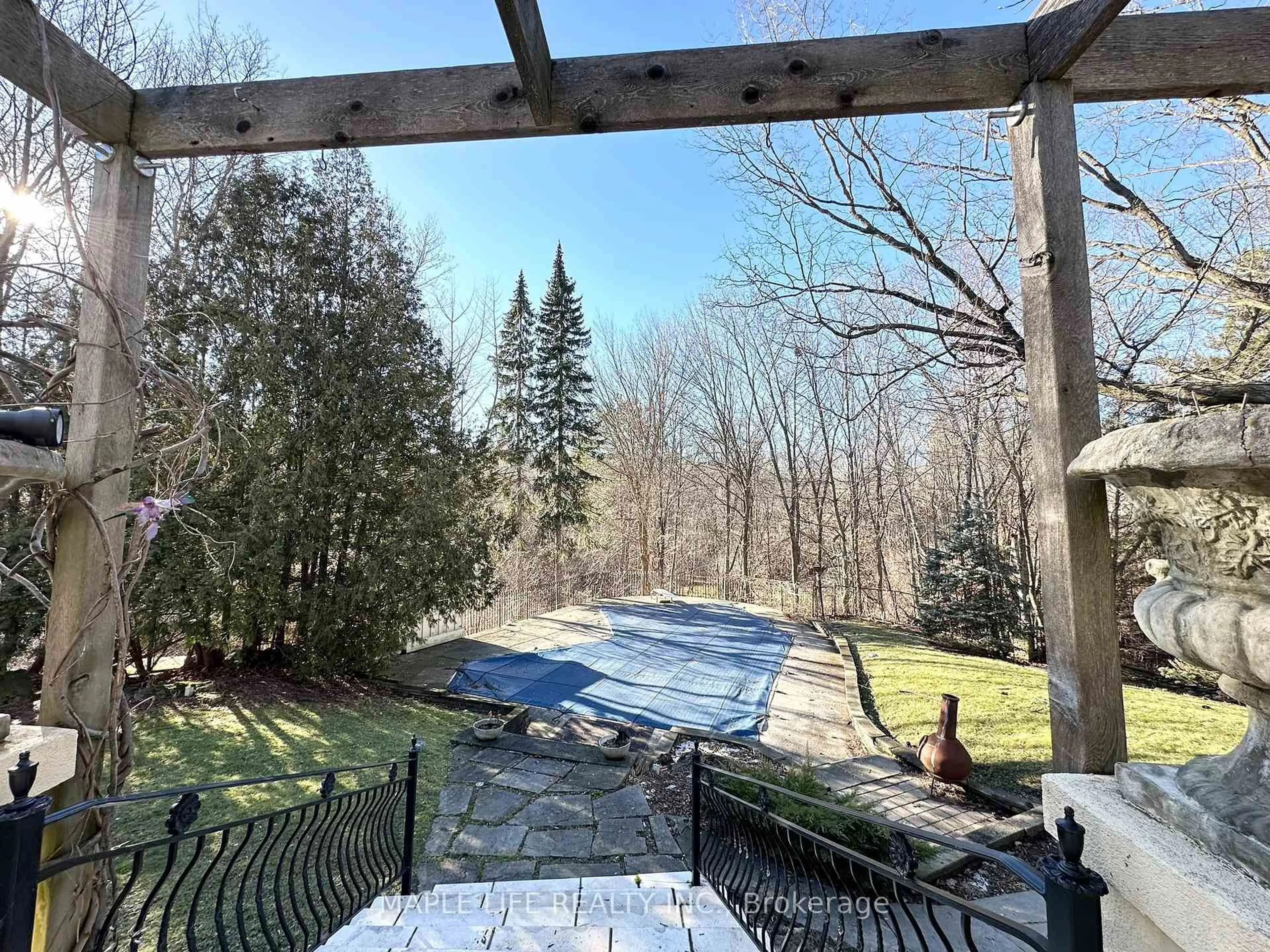 Patio, forest/trees view for 16 Brian Cliff Dr, Toronto Ontario M3B 2G2