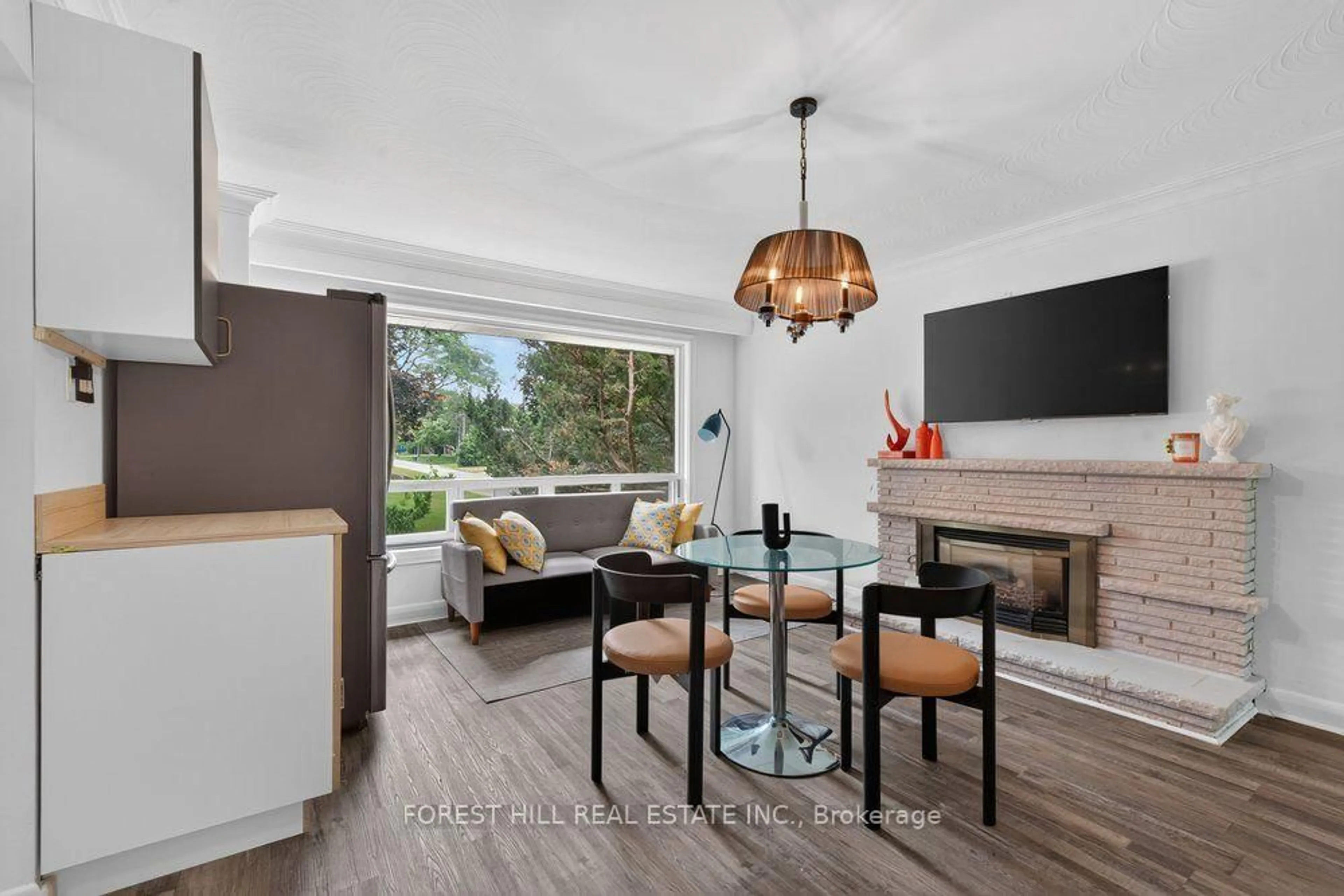 Living room with furniture, wood/laminate floor for 36 Fleetwell Crt, Toronto Ontario M2R 1L3