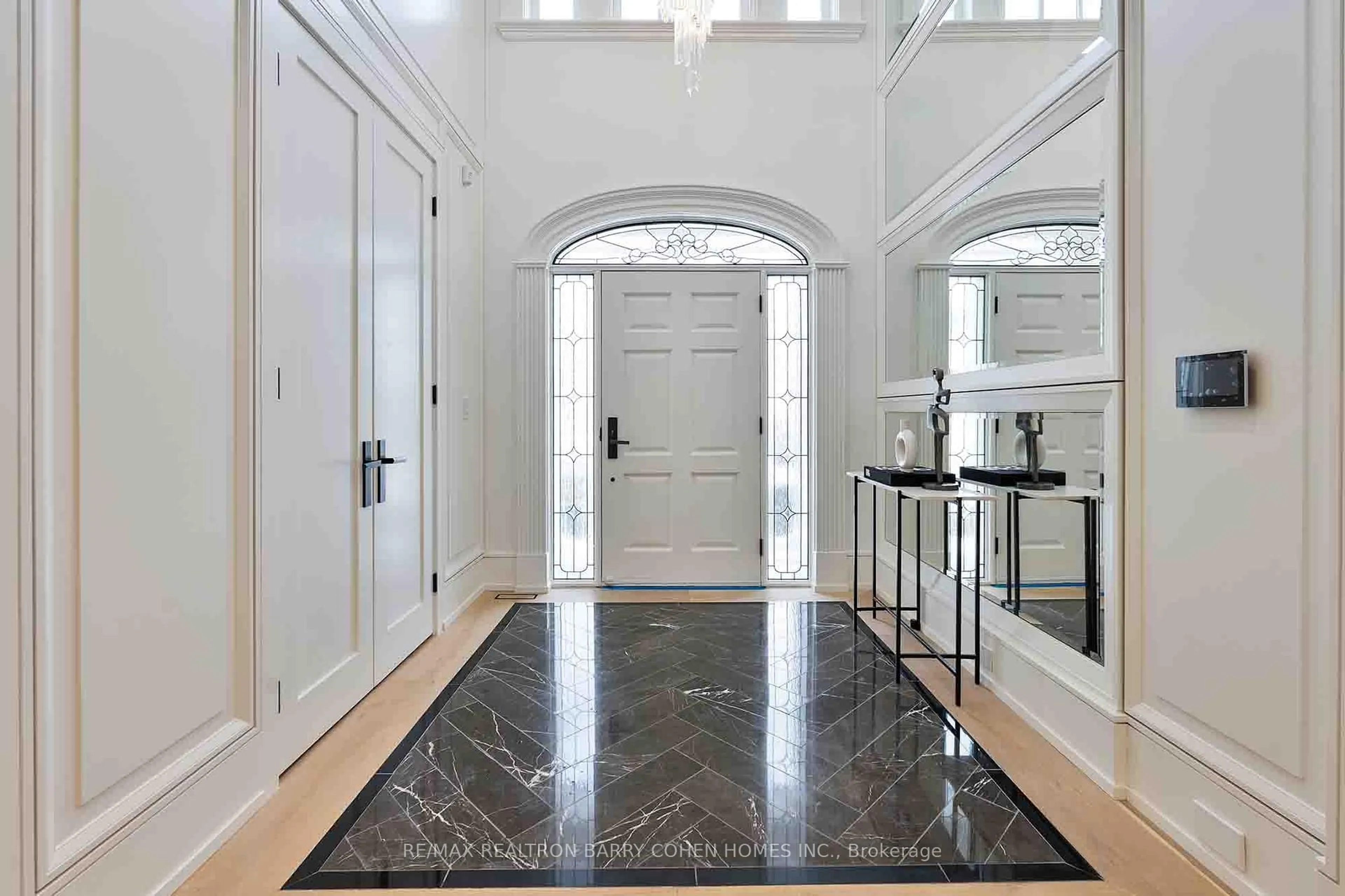 Indoor entryway for 230 Dunvegan Rd, Toronto Ontario M5P 2P2