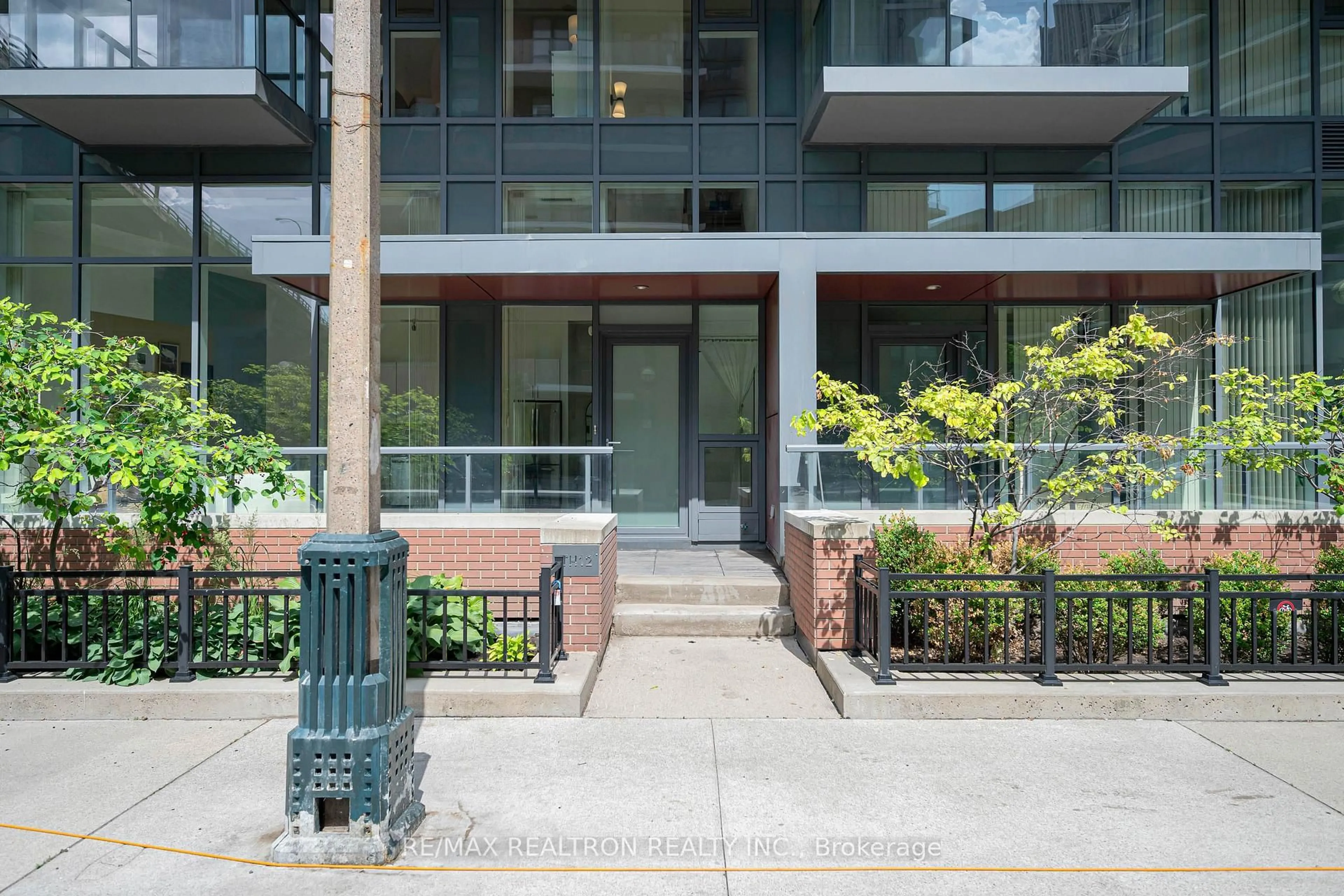 Patio, street for 20 Bruyeres Mews #TH12, Toronto Ontario M5V 0G8