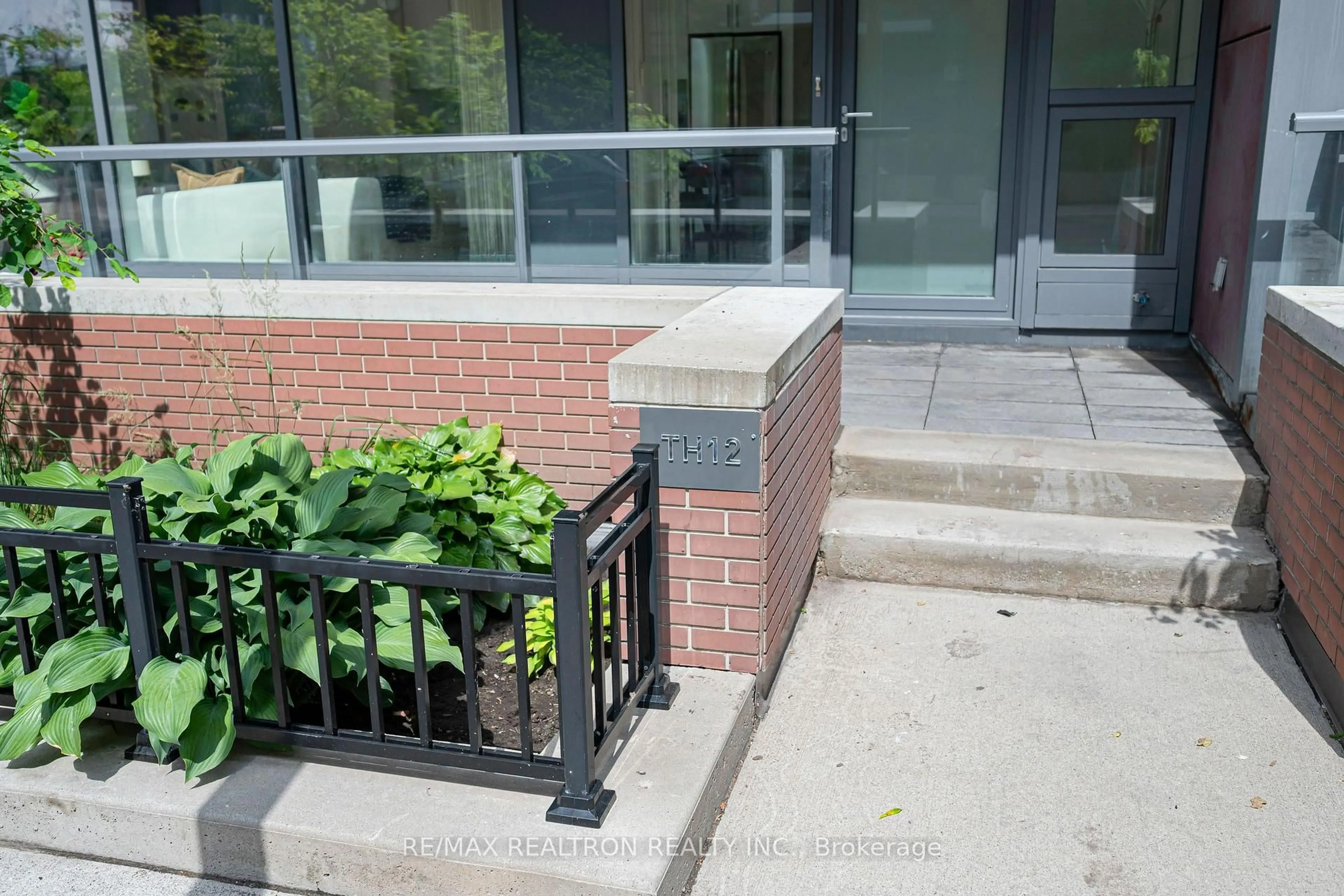 Unknown for 20 Bruyeres Mews #TH12, Toronto Ontario M5V 0G8