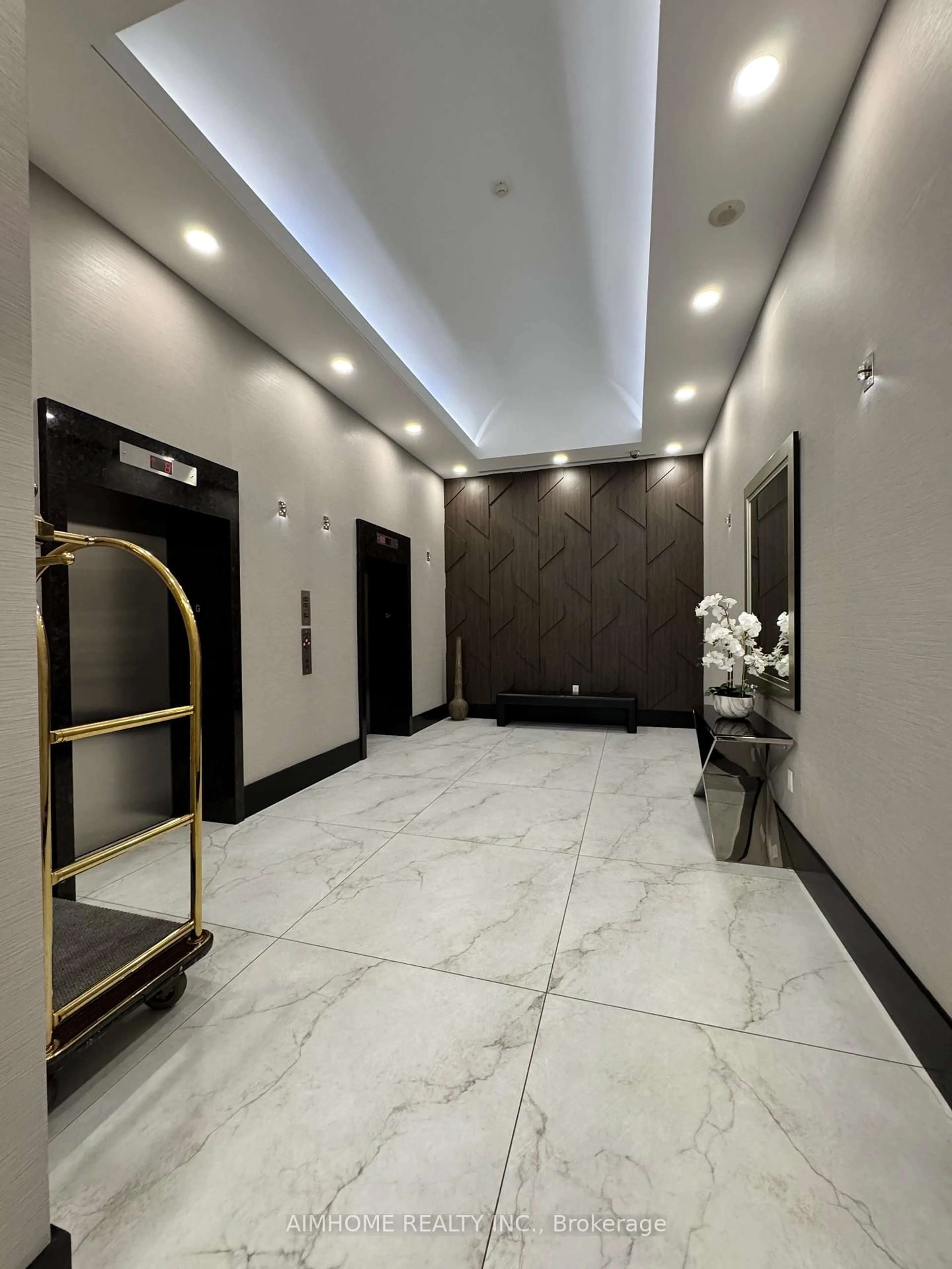 Indoor foyer for 21 Balmuto St #1801, Toronto Ontario M4Y 1W4
