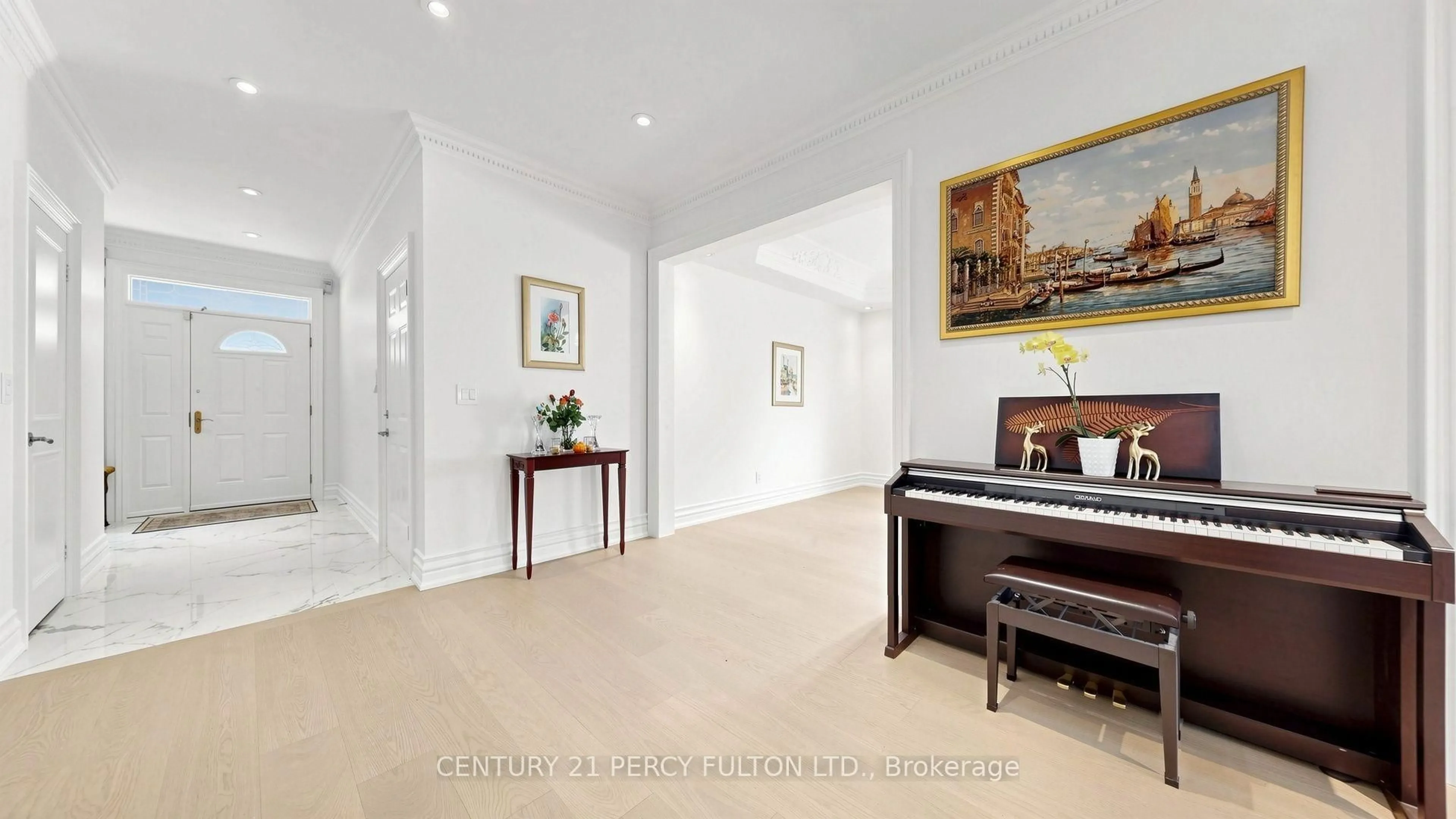 Indoor foyer for 372B Hounslow Ave, Toronto Ontario M2R 1H6