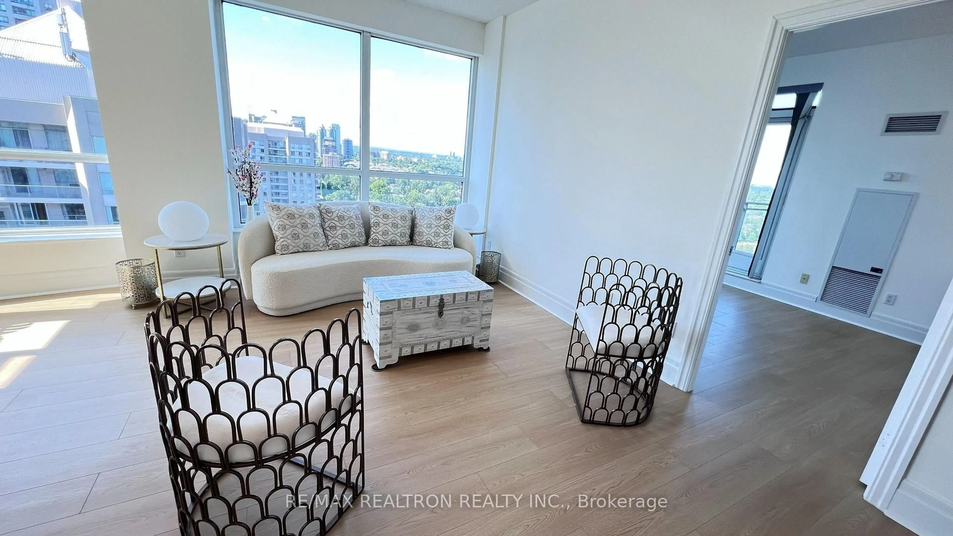 Living room with furniture, wood/laminate floor for 188 Doris Ave #PH02, Toronto Ontario M2N 6Z5