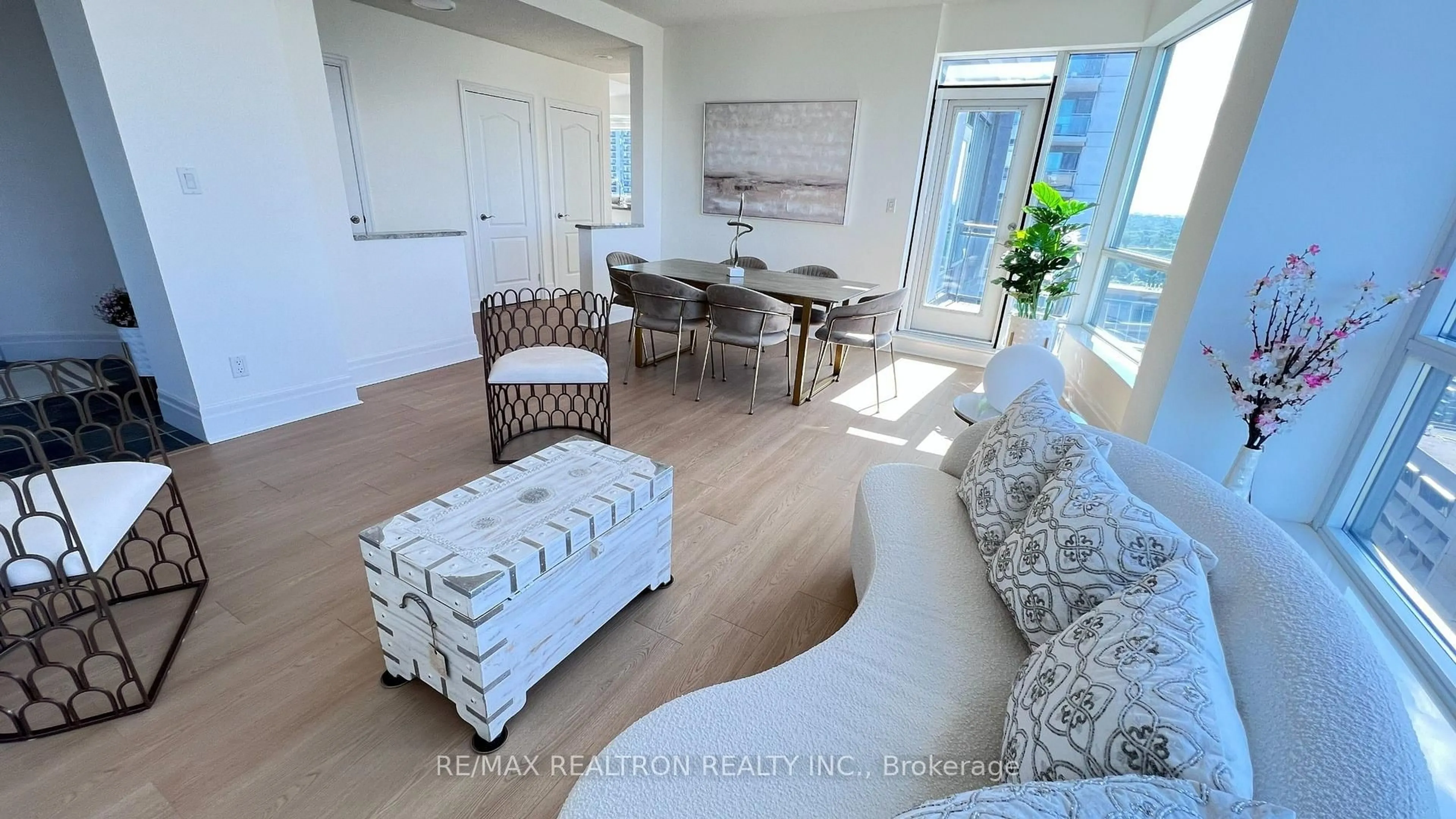 Living room with furniture, wood/laminate floor for 188 Doris Ave #PH02, Toronto Ontario M2N 6Z5