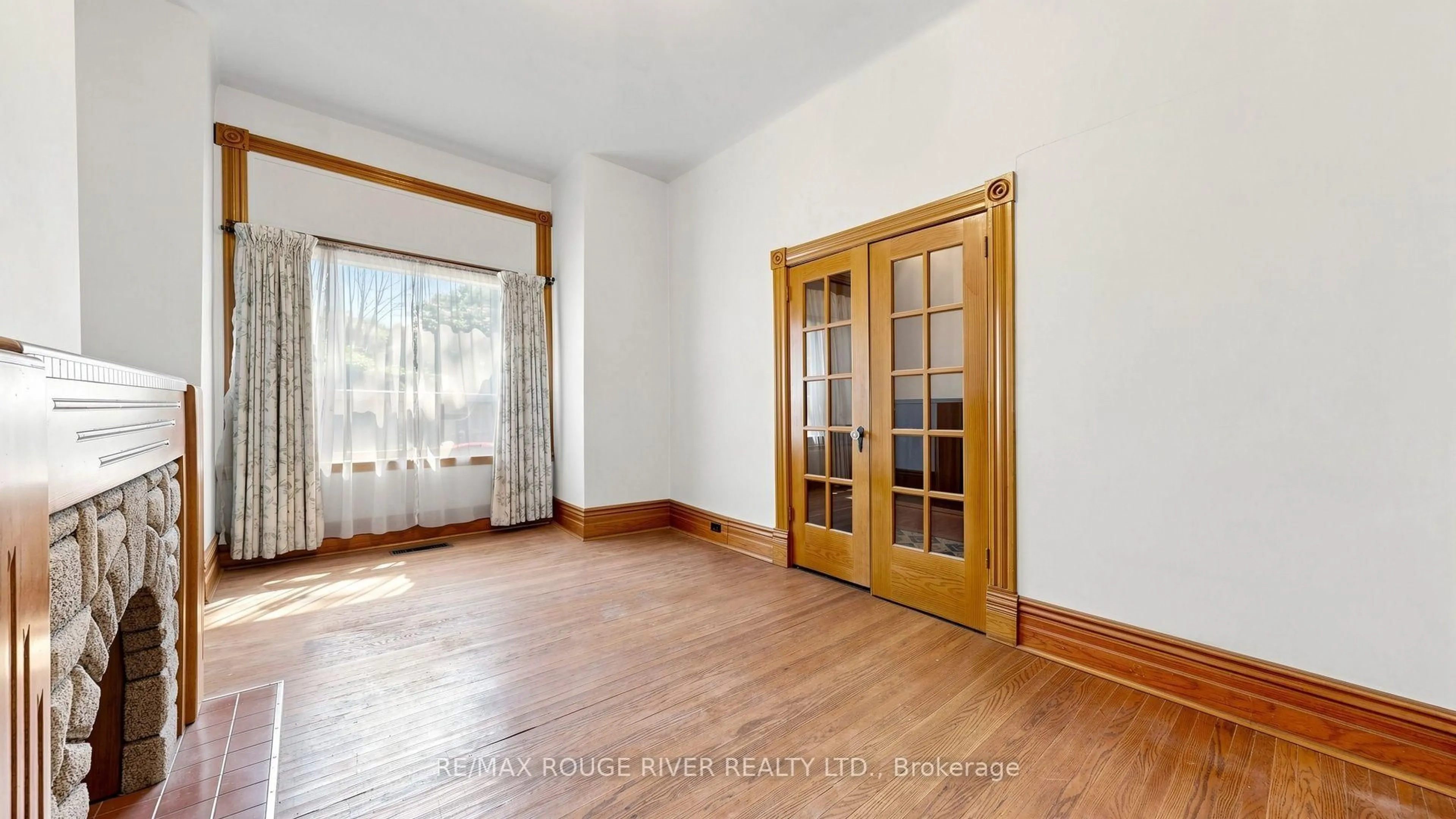 A pic of a room for 308 Roxton Rd, Toronto Ontario M6G 3P9