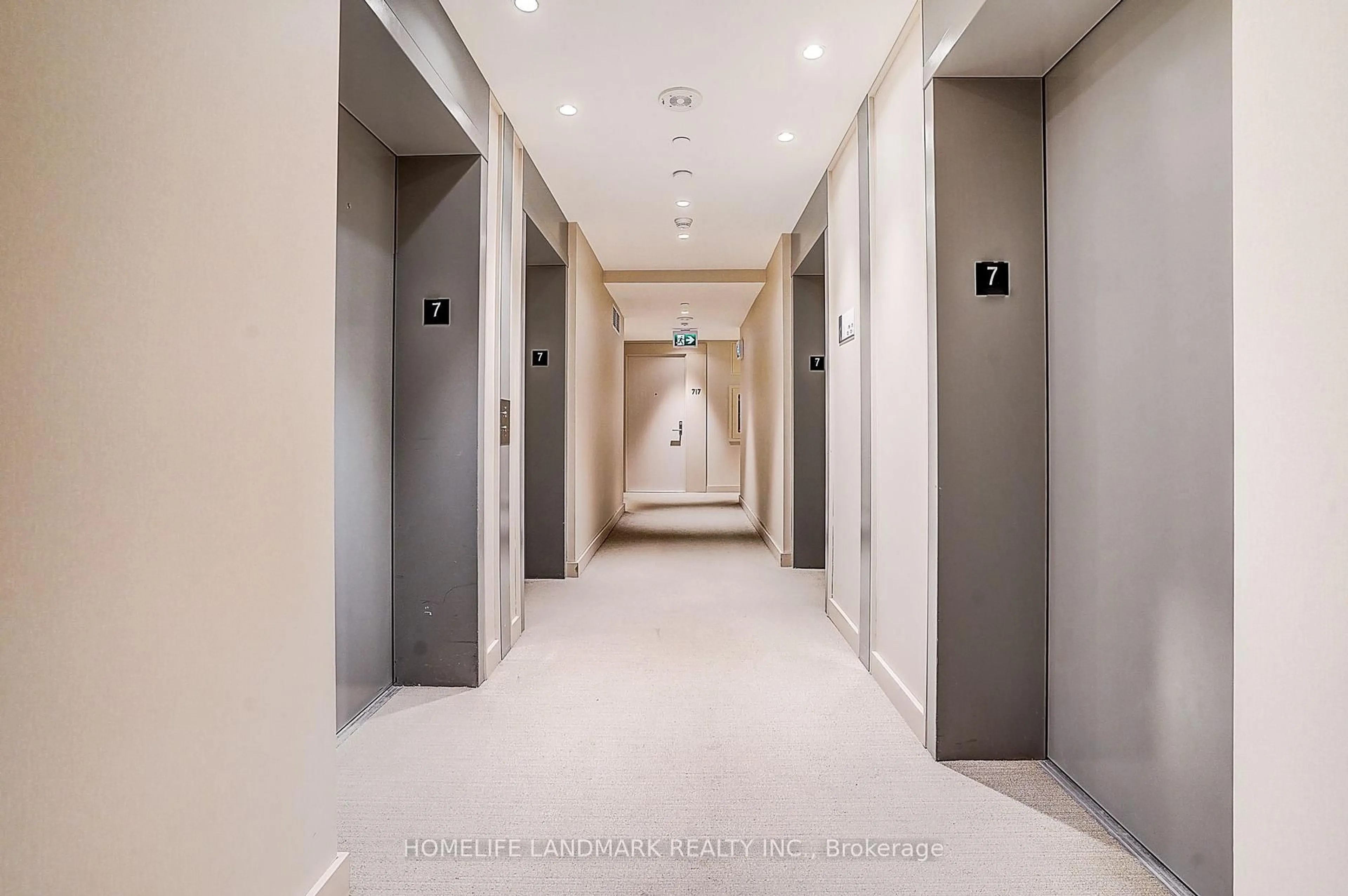 Indoor foyer for 115 Blue Jays Way #702, Toronto Ontario M5V 0N4