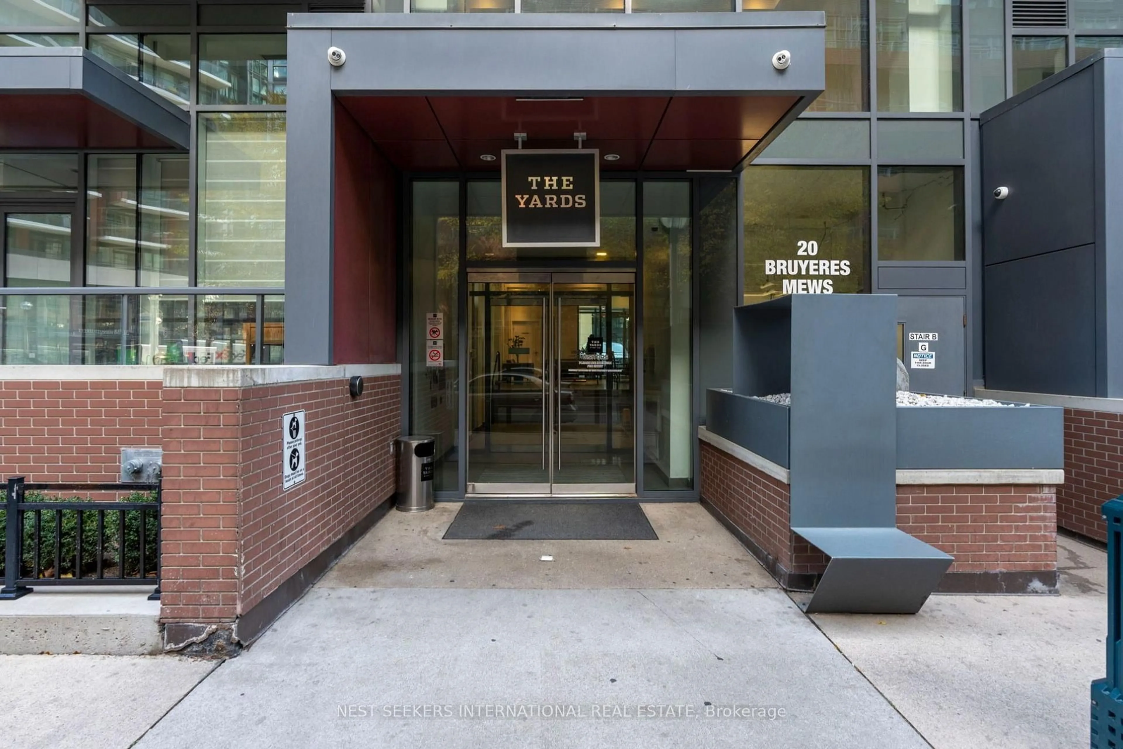 Indoor foyer for 20 Bruyeres Mews #705, Toronto Ontario M5V 0G8