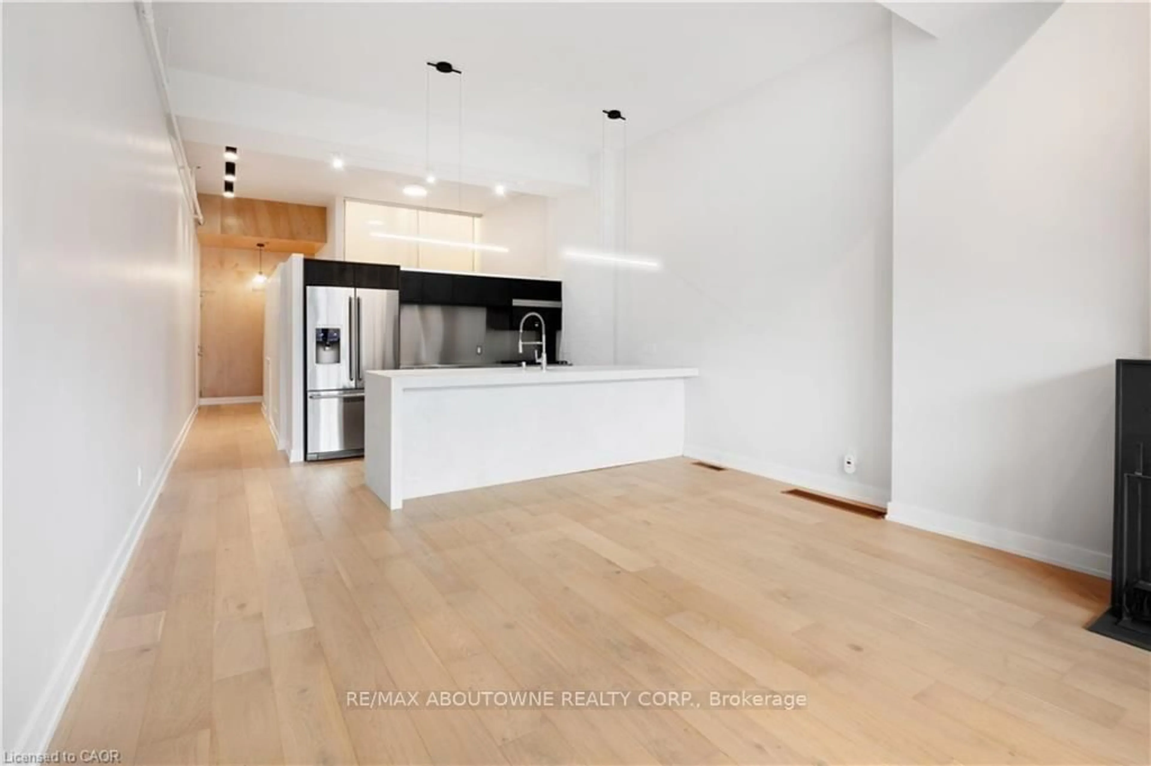 Open concept kitchen, wood/laminate floor for 676 Richmond St #105, Toronto Ontario M6J 1C3