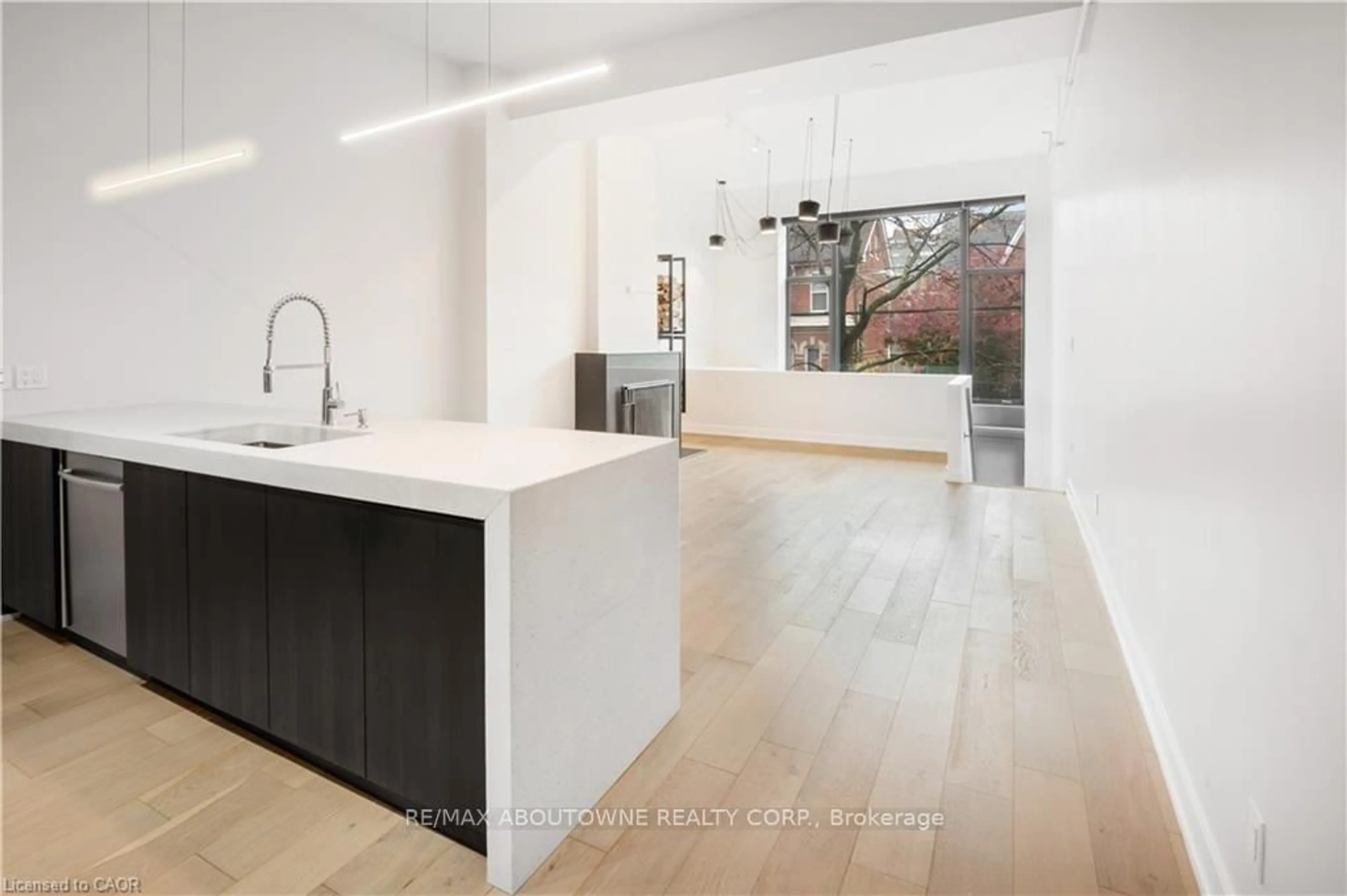 Open concept kitchen, ceramic/tile floor for 676 Richmond St #105, Toronto Ontario M6J 1C3