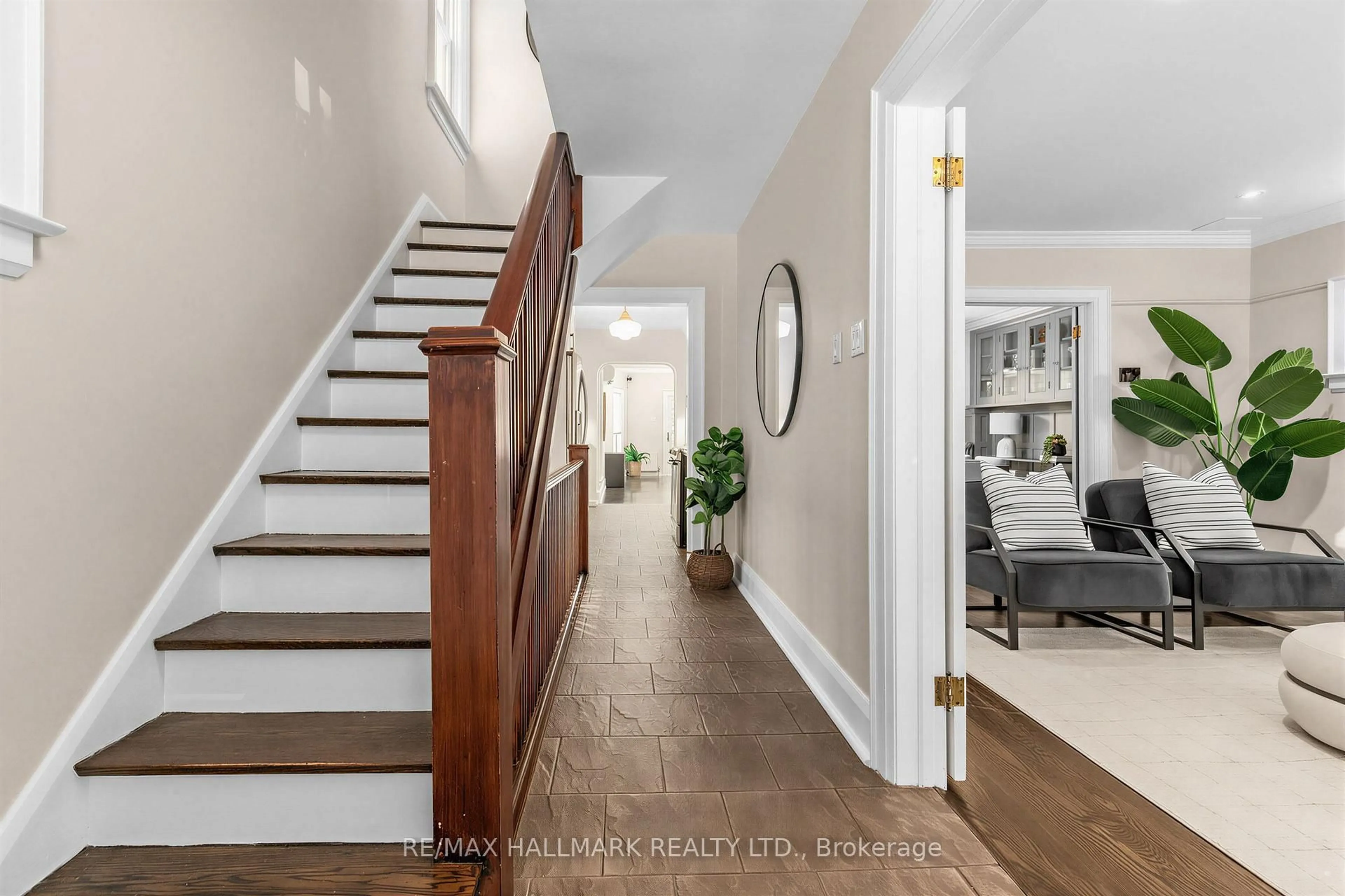 Indoor entryway for 26 Mcnairn Ave, Toronto Ontario M5M 2H5
