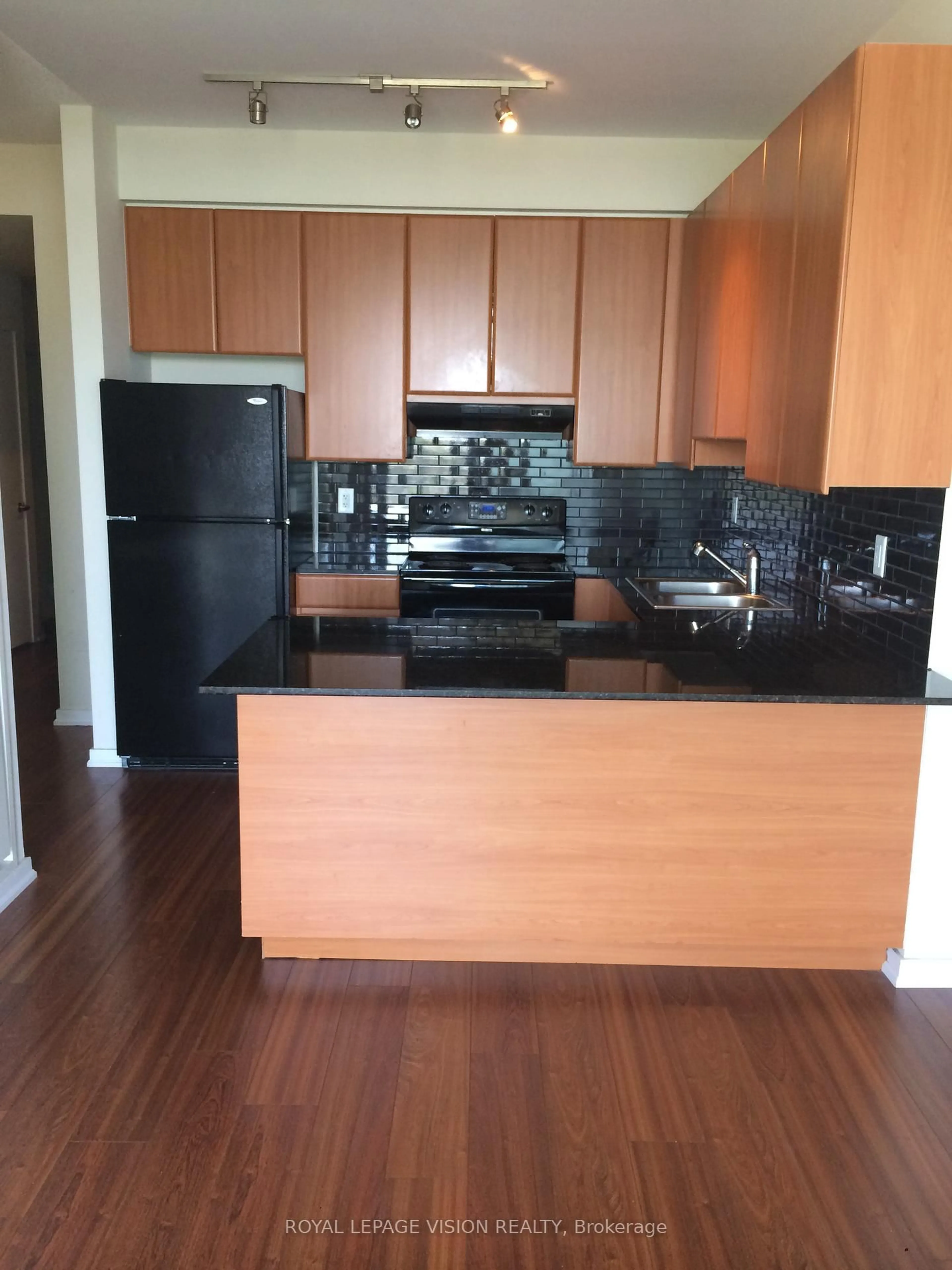 Standard kitchen, wood/laminate floor for 30 Canterbury Pl #1708, Toronto Ontario M2N 0B9