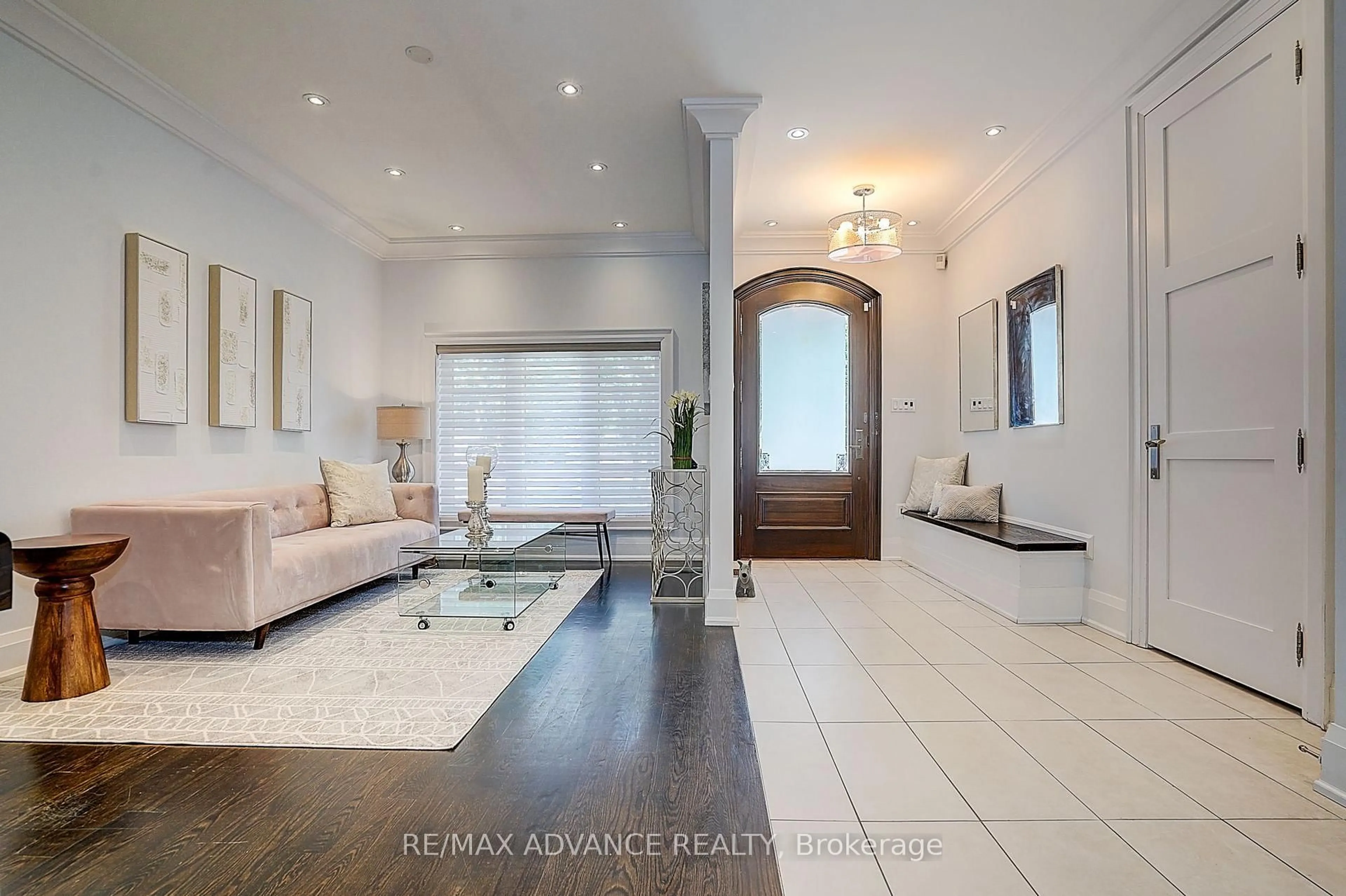 Indoor entryway for 218 Cameron Ave, Toronto Ontario M2N 1E7