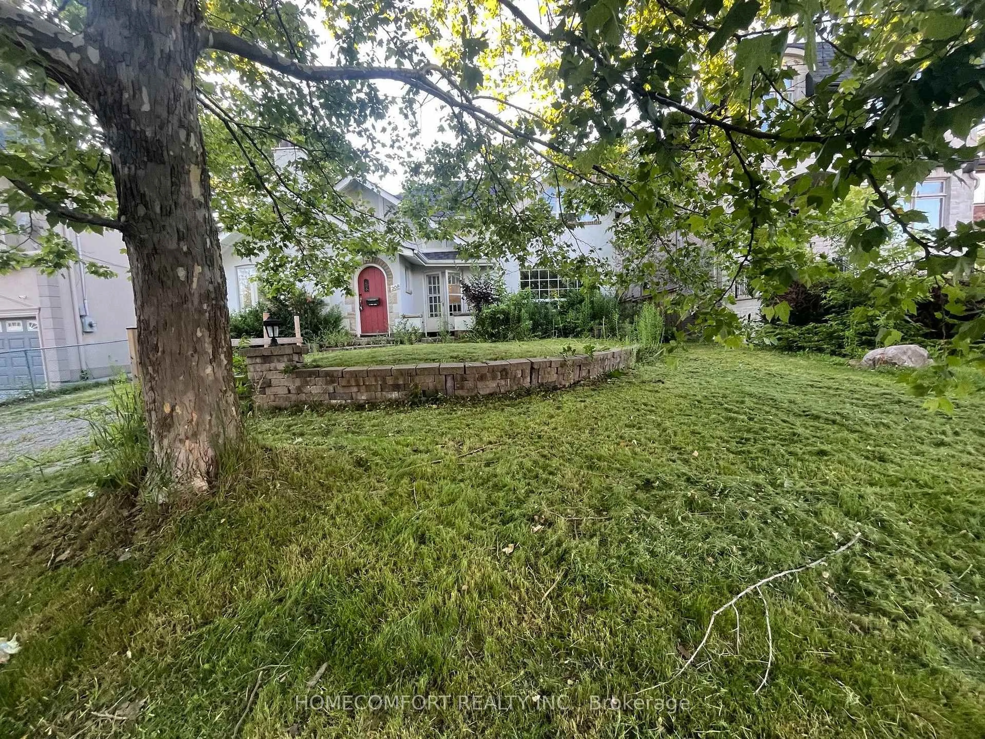 A pic from outside/outdoor area/front of a property/back of a property/a pic from drone, street for 208 Hollywood Ave, Toronto Ontario M2N 3K6