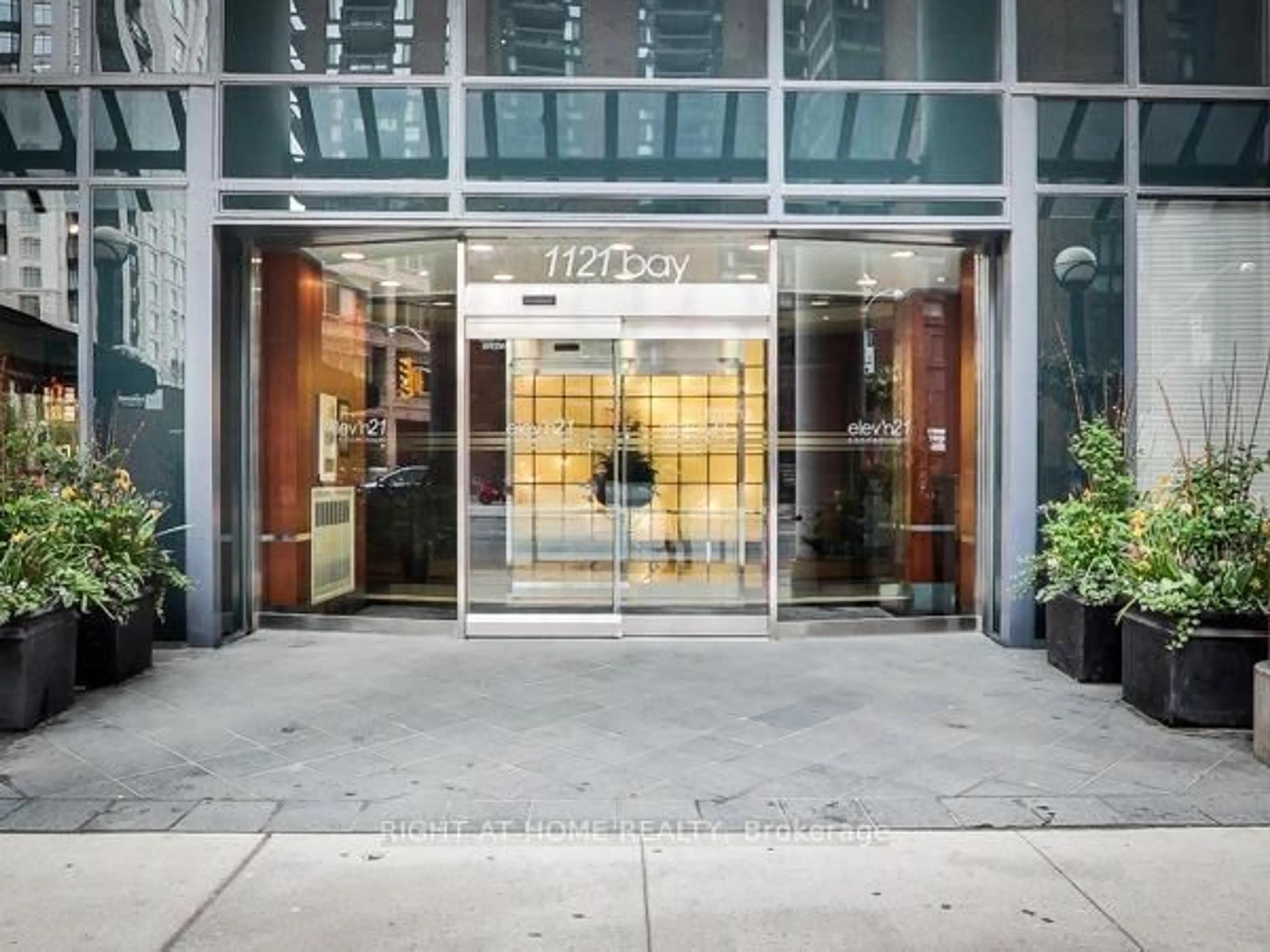 Indoor foyer for 1121 Bay St #1907, Toronto Ontario M5S 3L9