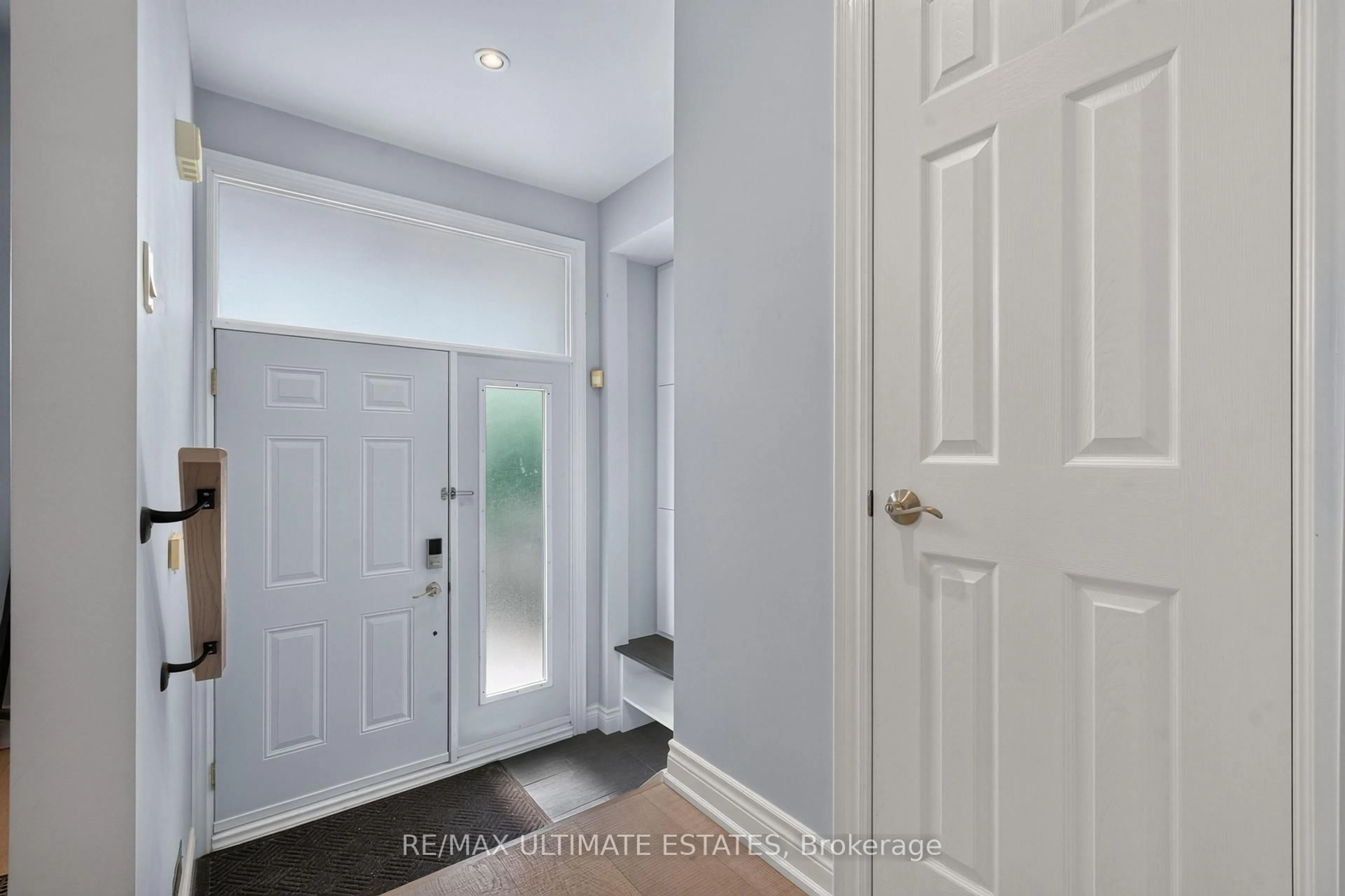 Indoor entryway for 325 Goldenwood Rd, Toronto Ontario M2M 2Z4