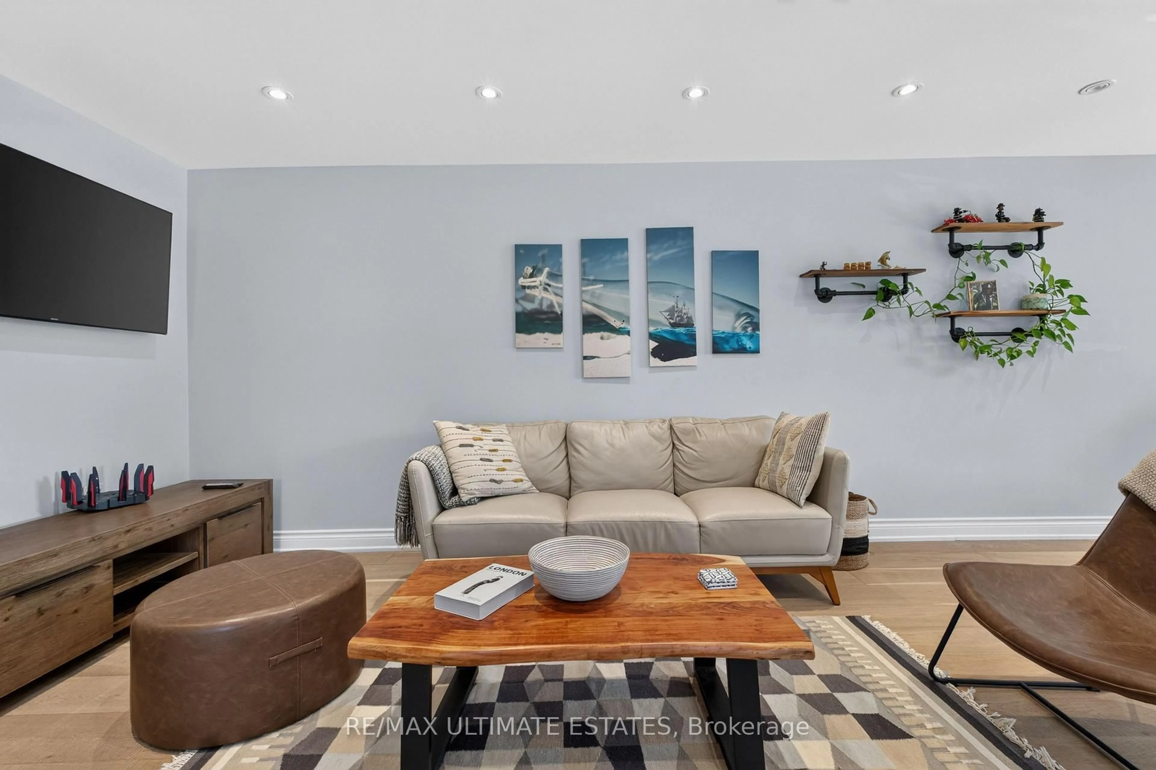 Living room with furniture, unknown for 325 Goldenwood Rd, Toronto Ontario M2M 2Z4