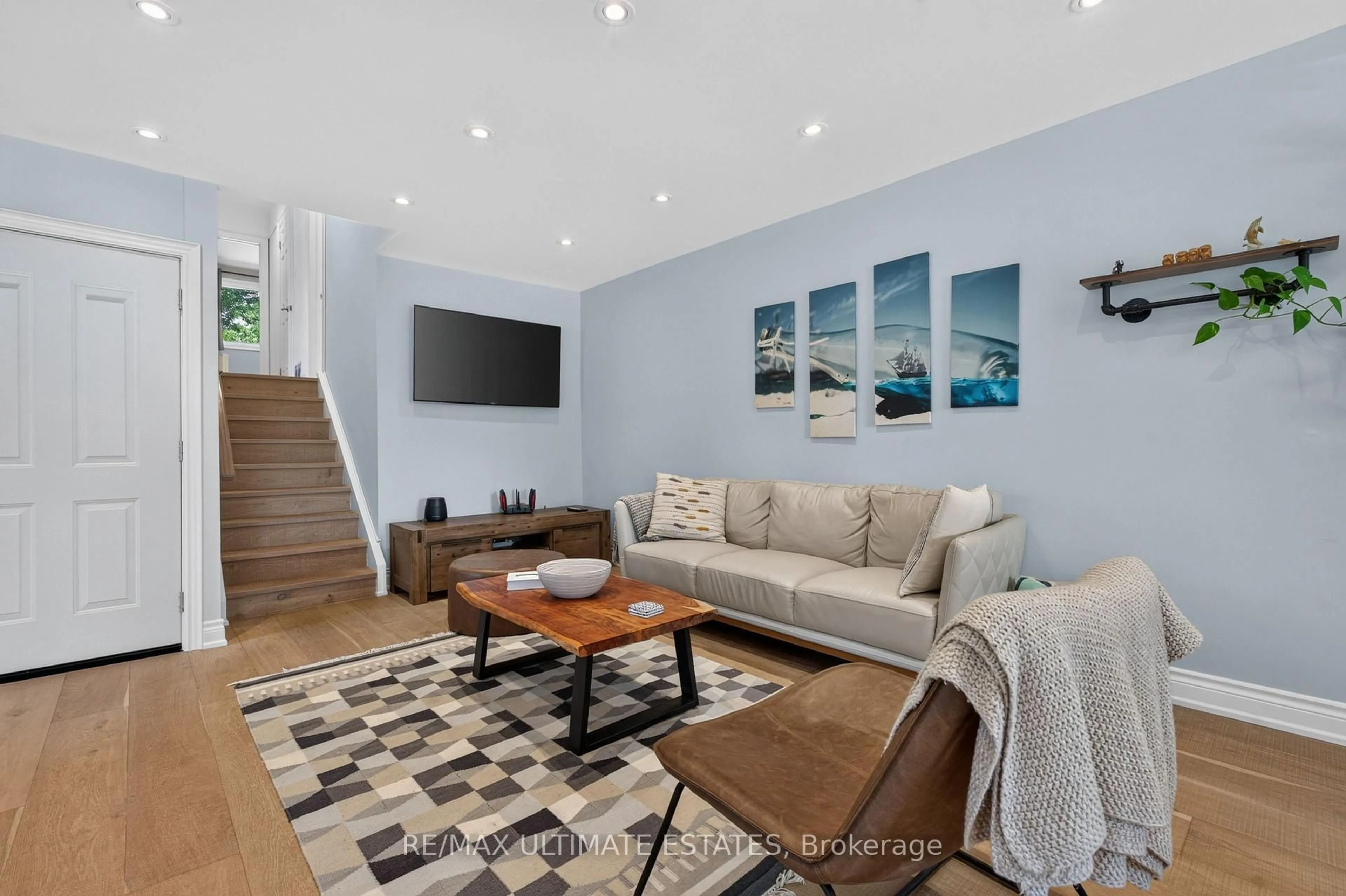 Living room with furniture, unknown for 325 Goldenwood Rd, Toronto Ontario M2M 2Z4