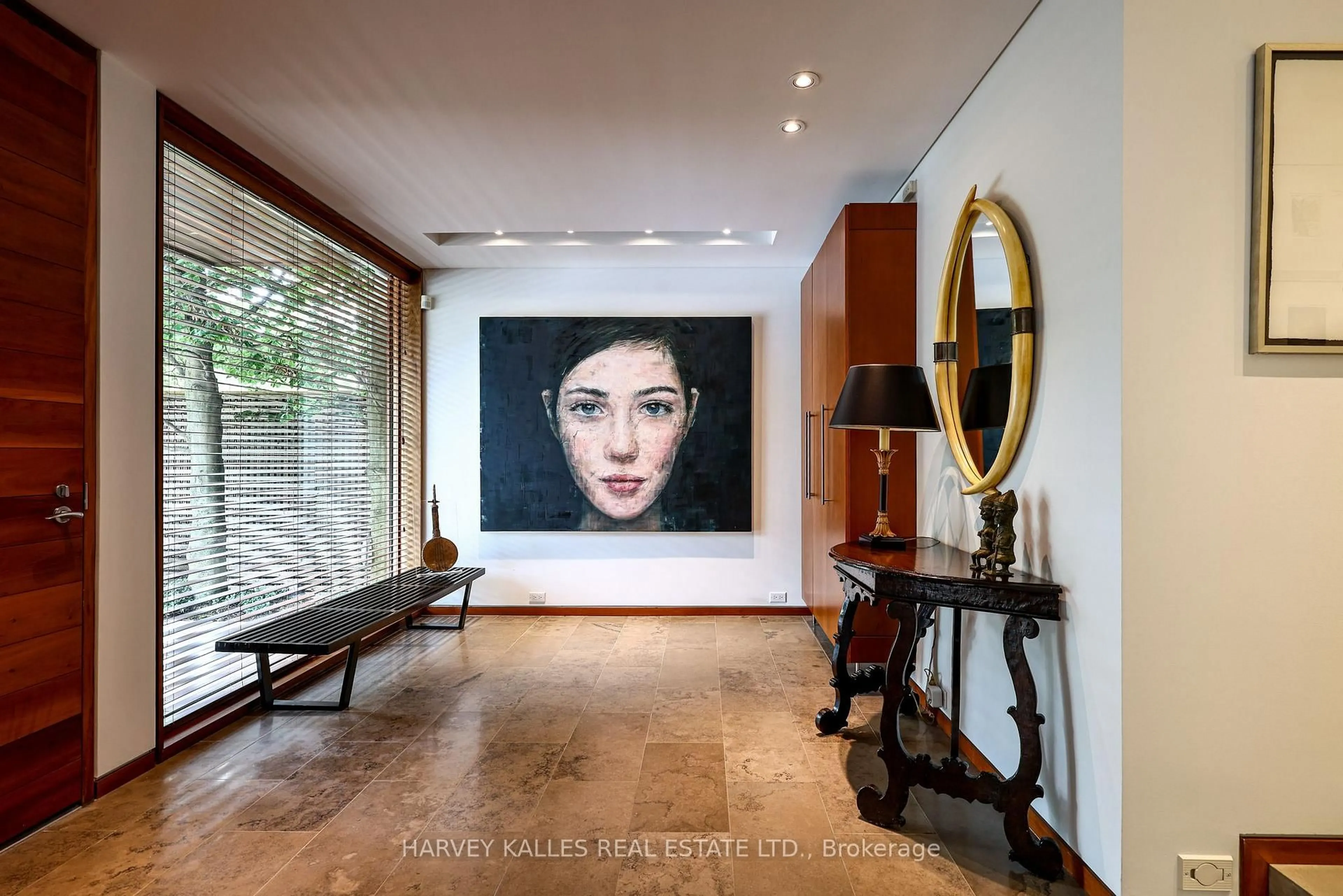 Indoor foyer for 36 Millbank Ave, Toronto Ontario M5P 1S5