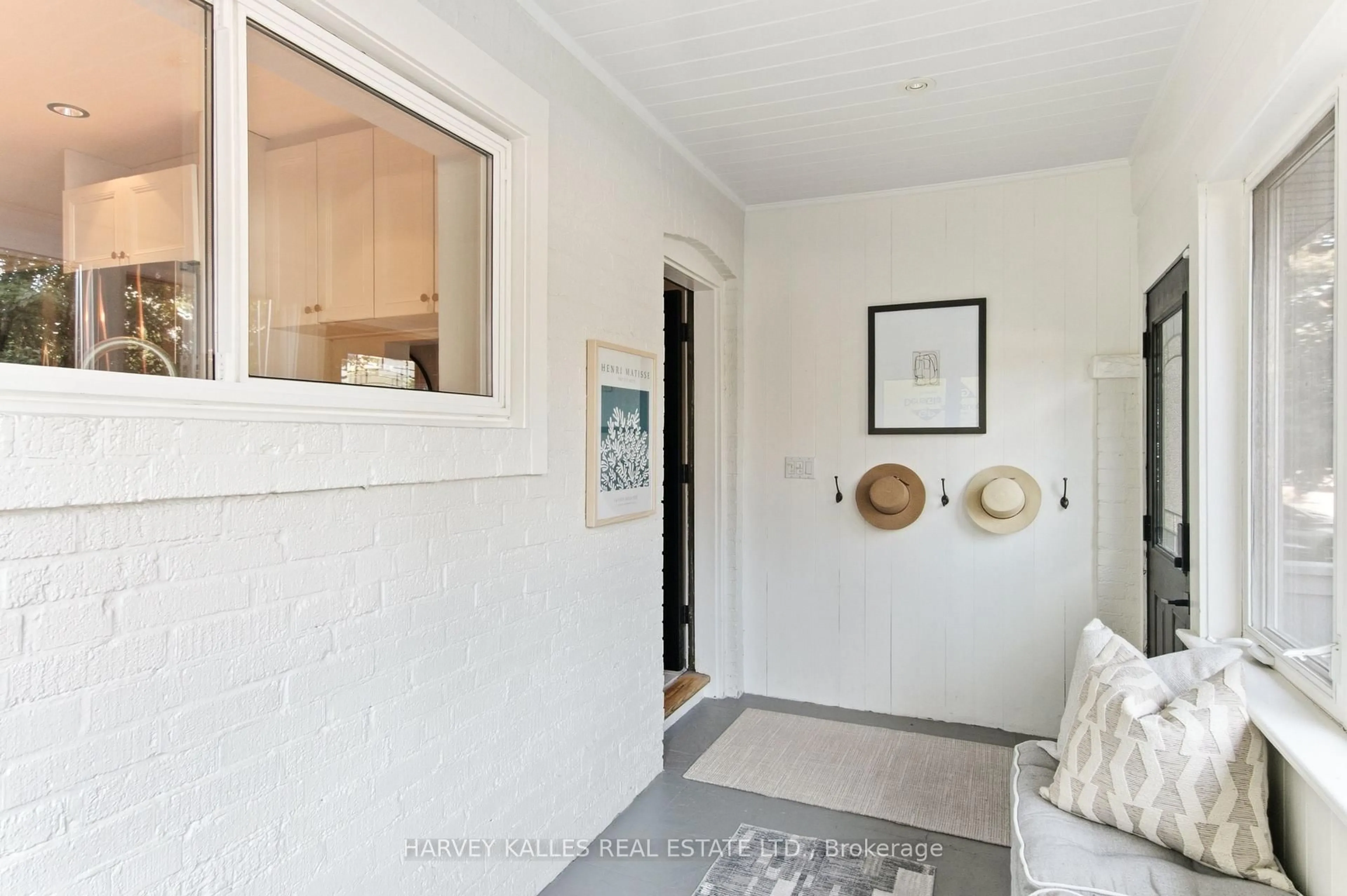 Indoor entryway for 30 Millwood Rd, Toronto Ontario M4S 1J7