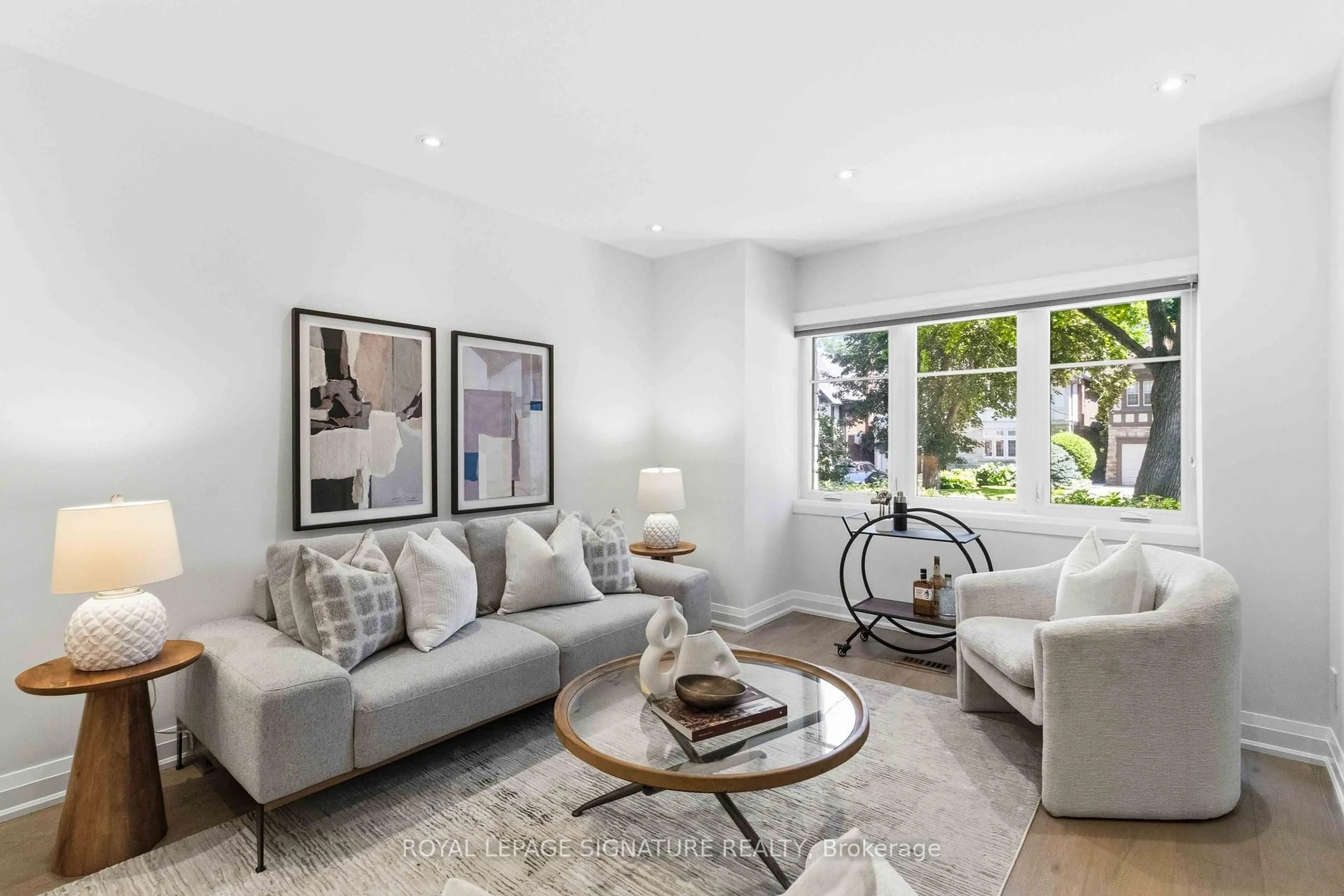 Living room with furniture, unknown for 204 Richview Ave, Toronto Ontario M5P 3G3