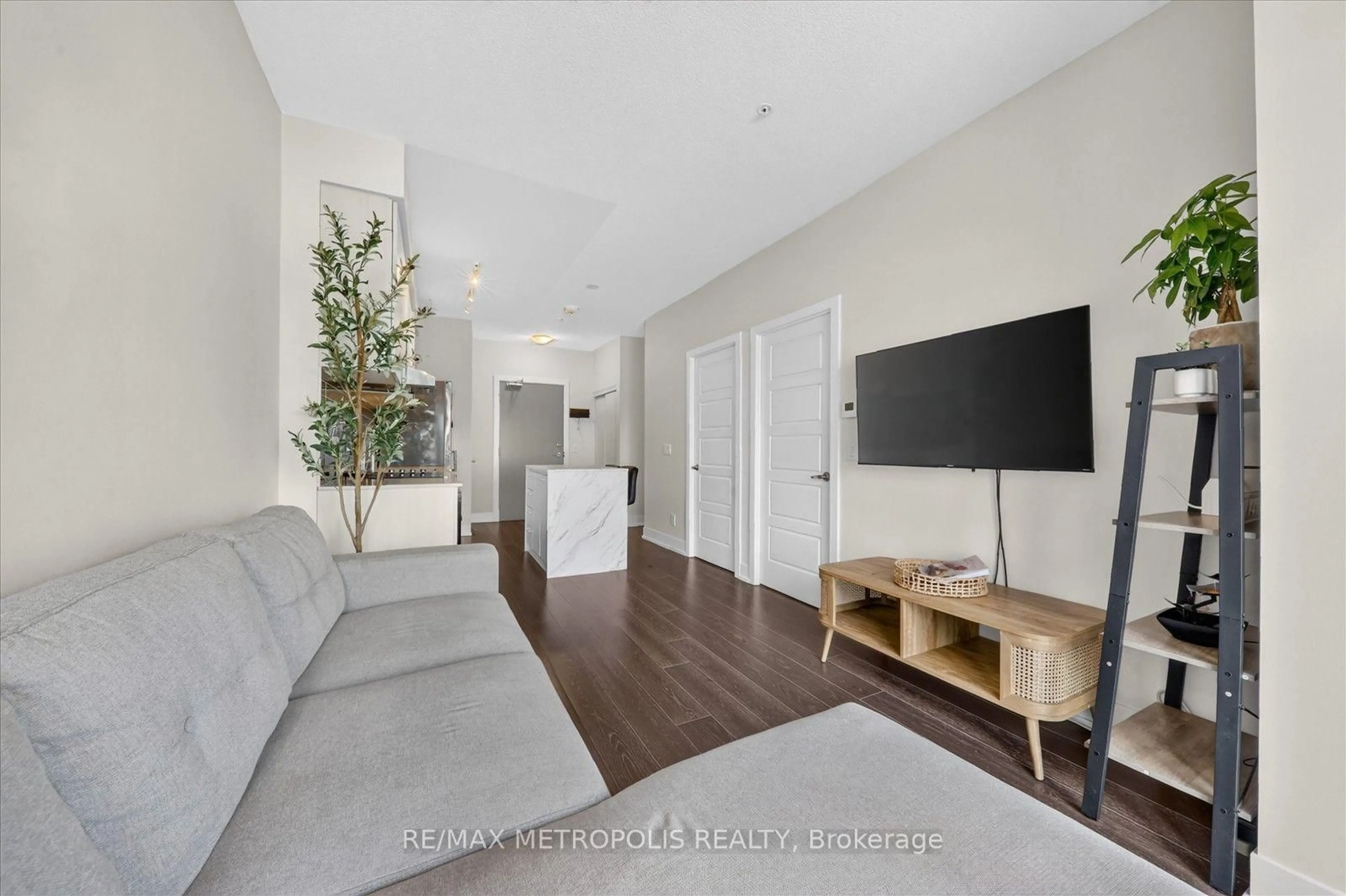 Living room with furniture, unknown for 7 Kenaston Gdns #619, Toronto Ontario M2K 1G7