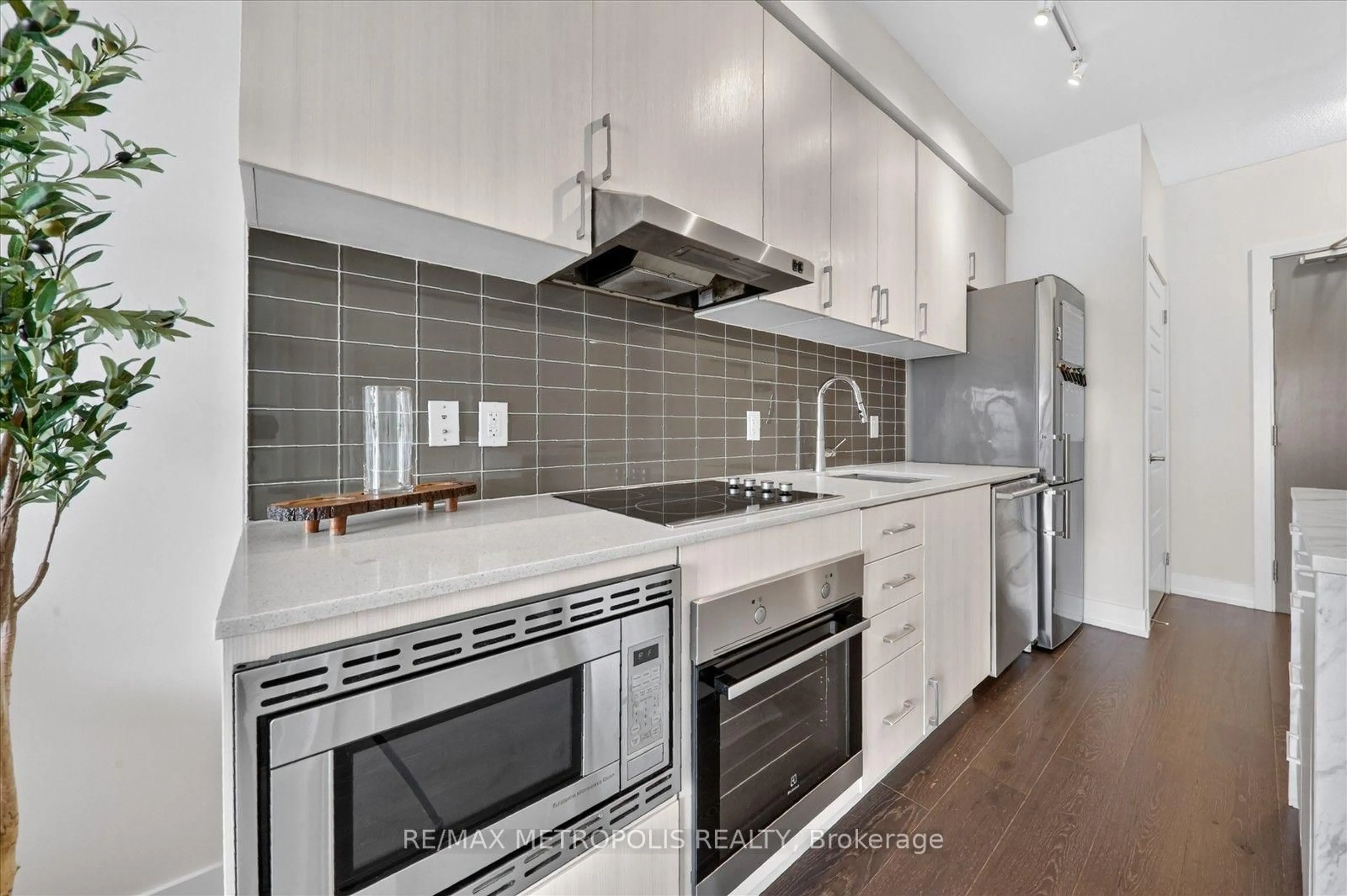 Contemporary kitchen, ceramic/tile floor for 7 Kenaston Gdns #619, Toronto Ontario M2K 1G7
