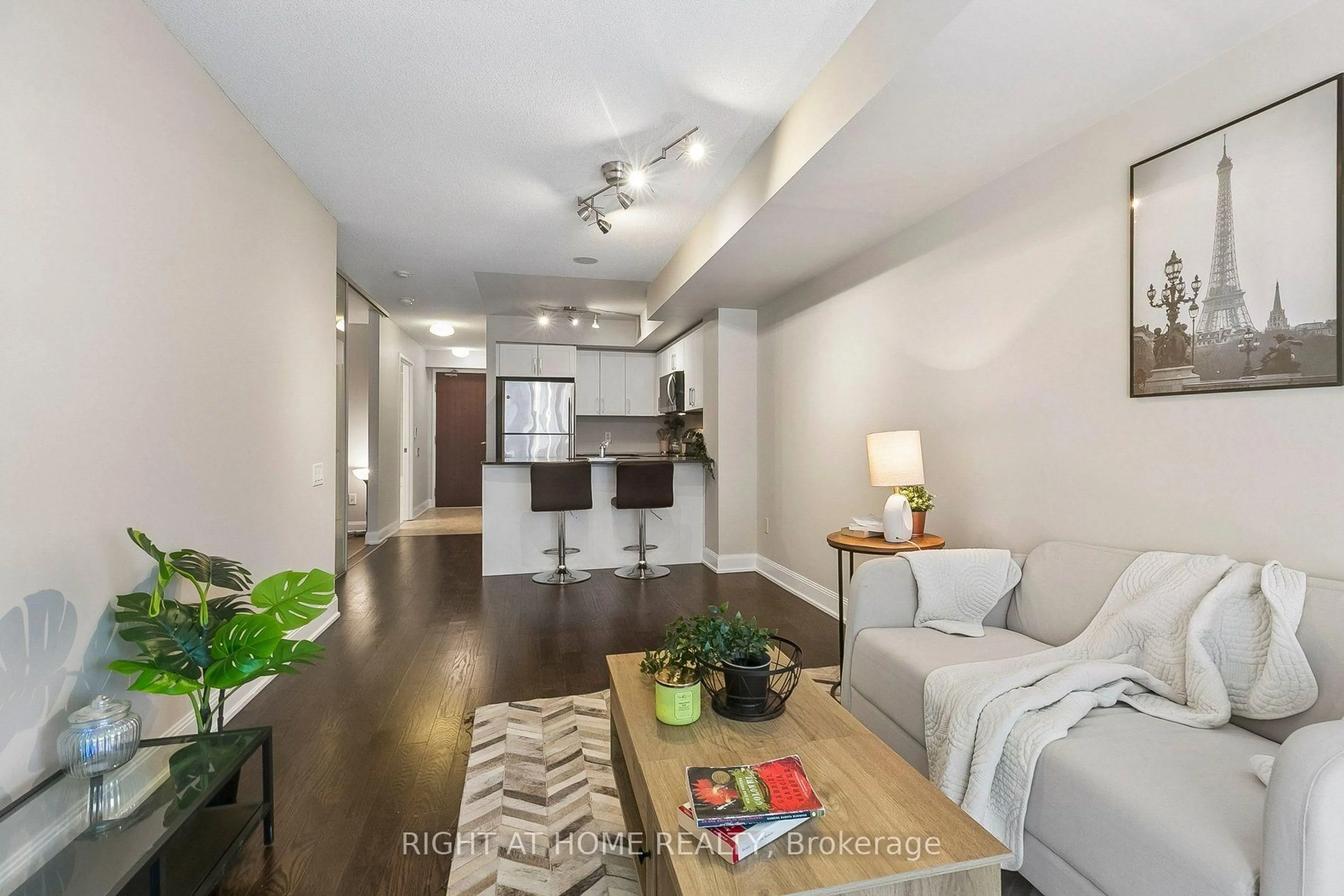 Living room with furniture, wood/laminate floor for 2181 Yonge St #2804, Toronto Ontario M4S 2B1