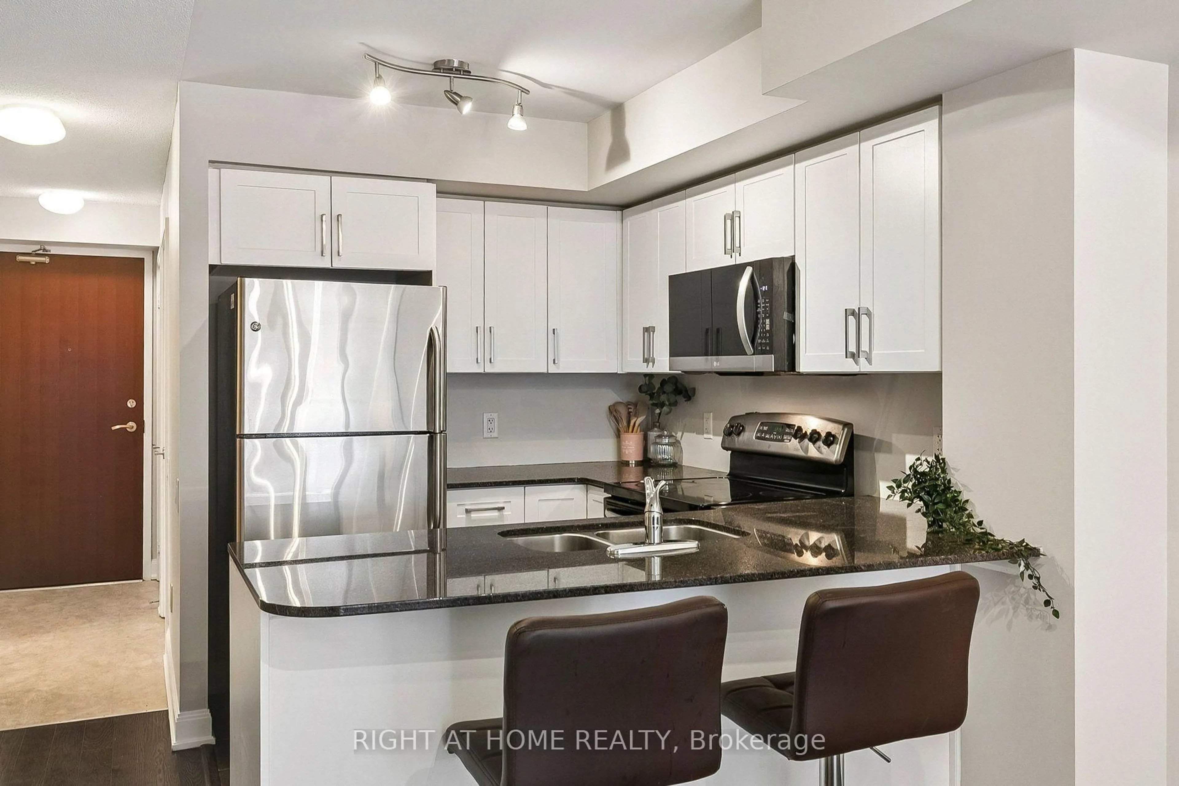 Open concept kitchen, ceramic/tile floor for 2181 Yonge St #2804, Toronto Ontario M4S 2B1