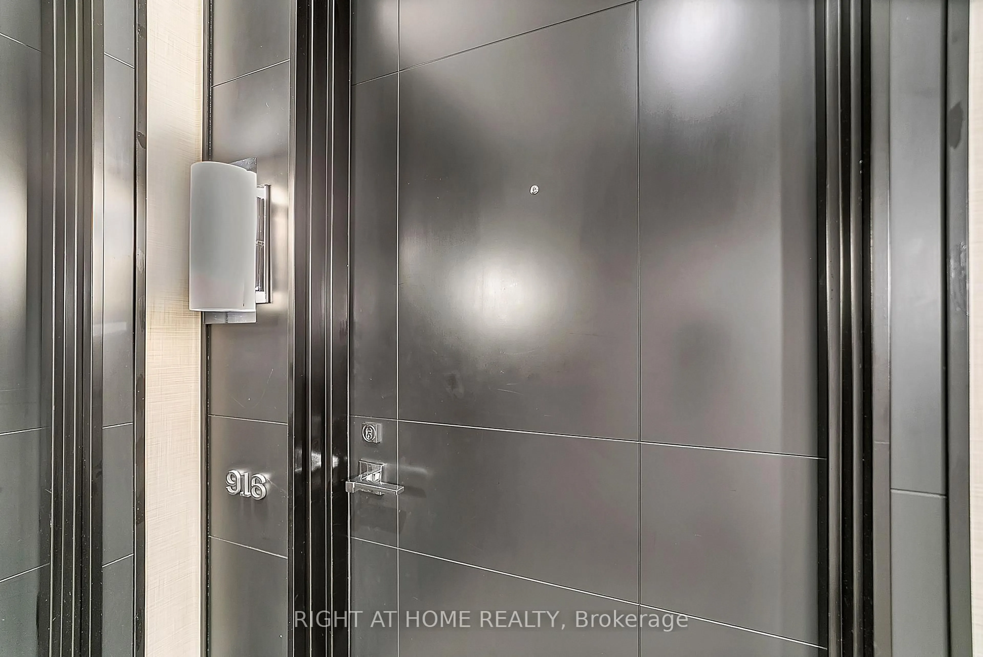 Indoor entryway for 98 Lillian St ## 916, Toronto Ontario M4S 0A5
