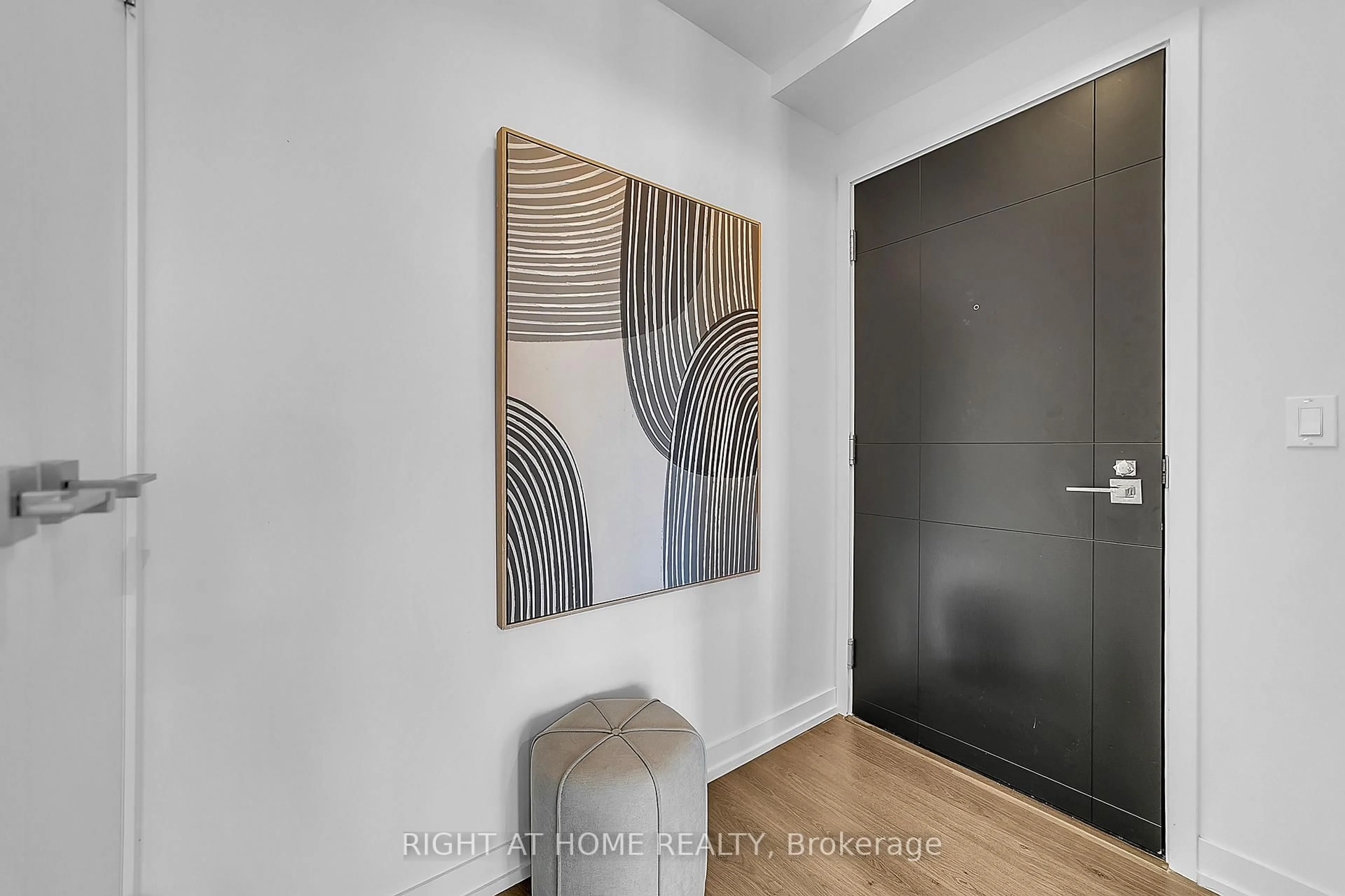 Indoor entryway for 98 Lillian St ## 916, Toronto Ontario M4S 0A5