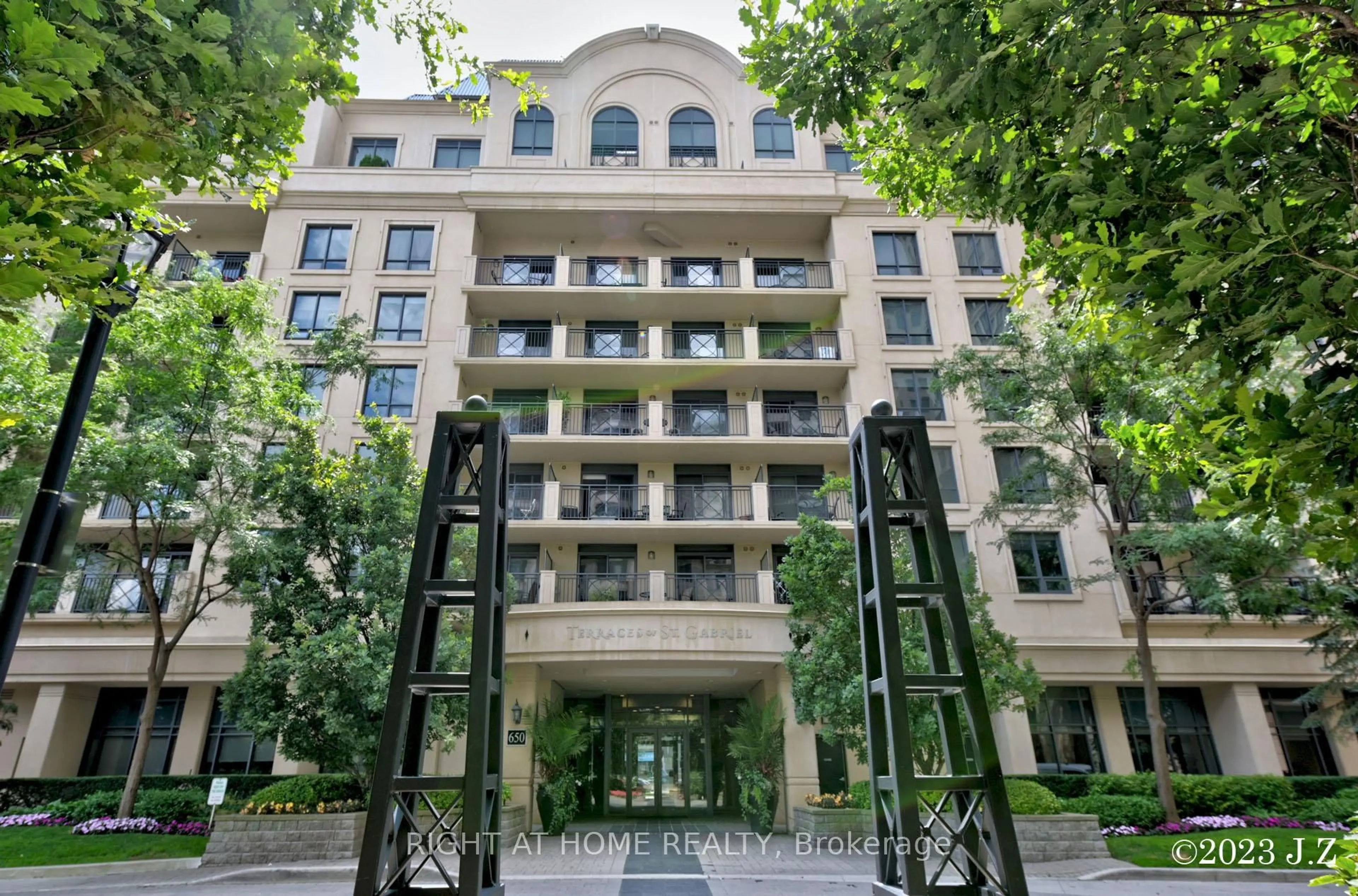 Indoor foyer for 650 Sheppard Ave #PH15, Toronto Ontario M2K 1B7