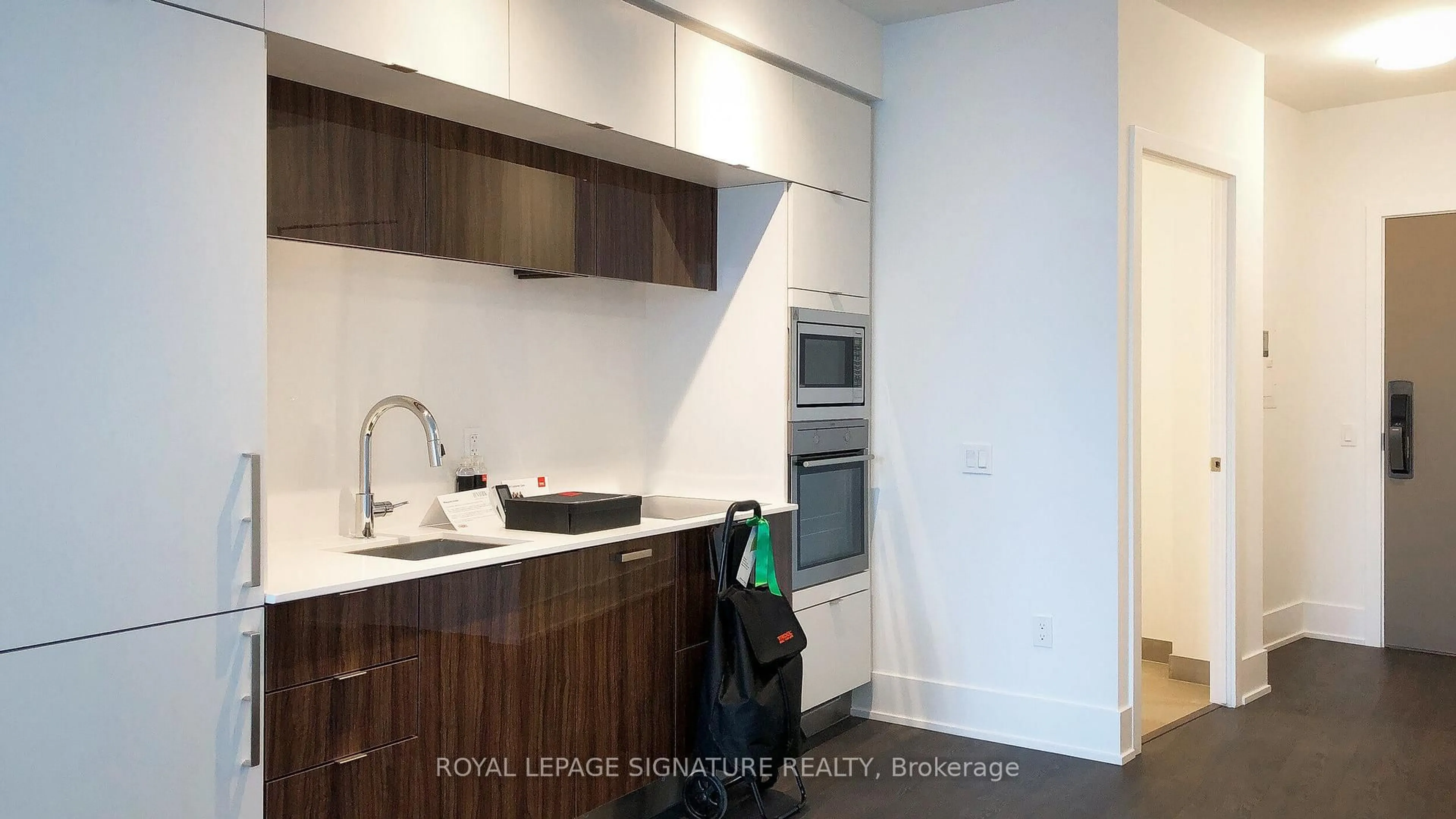 Standard kitchen, wood/laminate floor for 10 York St #5601, Toronto Ontario M5J 2L9
