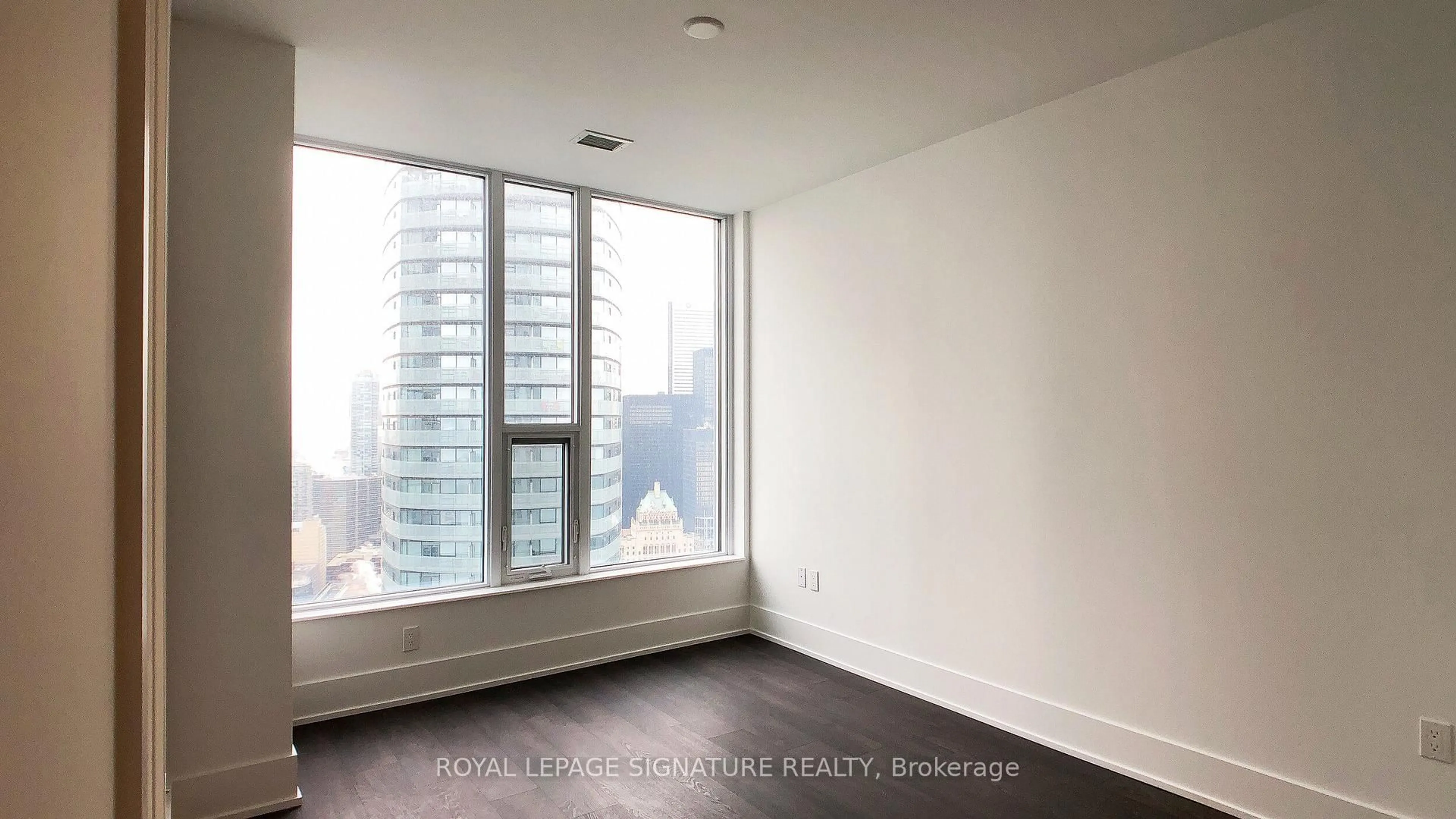 A pic of a room for 10 York St #5601, Toronto Ontario M5J 2L9