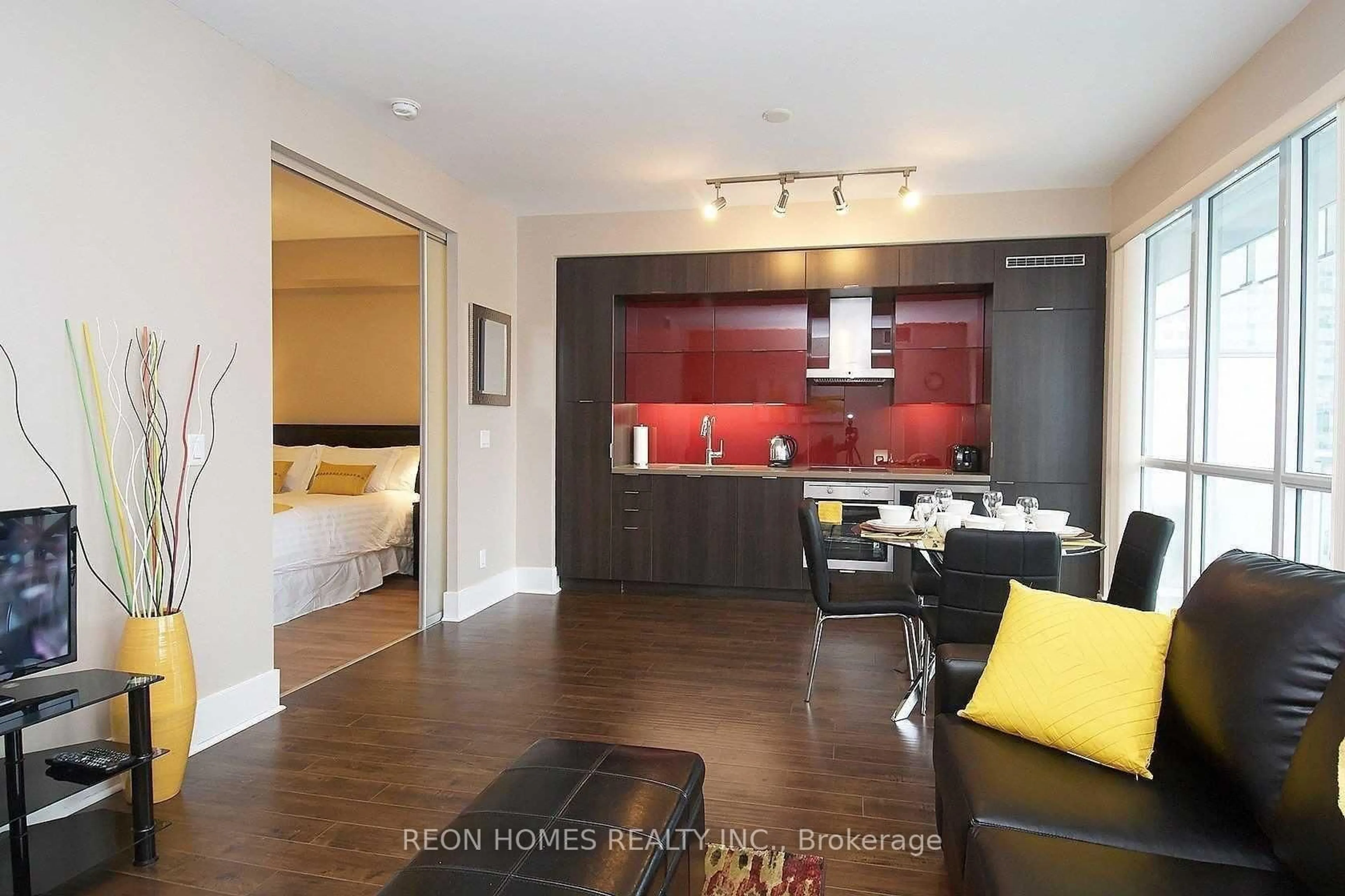 Open concept kitchen, wood/laminate floor for 300 Front St #2009, Toronto Ontario M5V 0E9