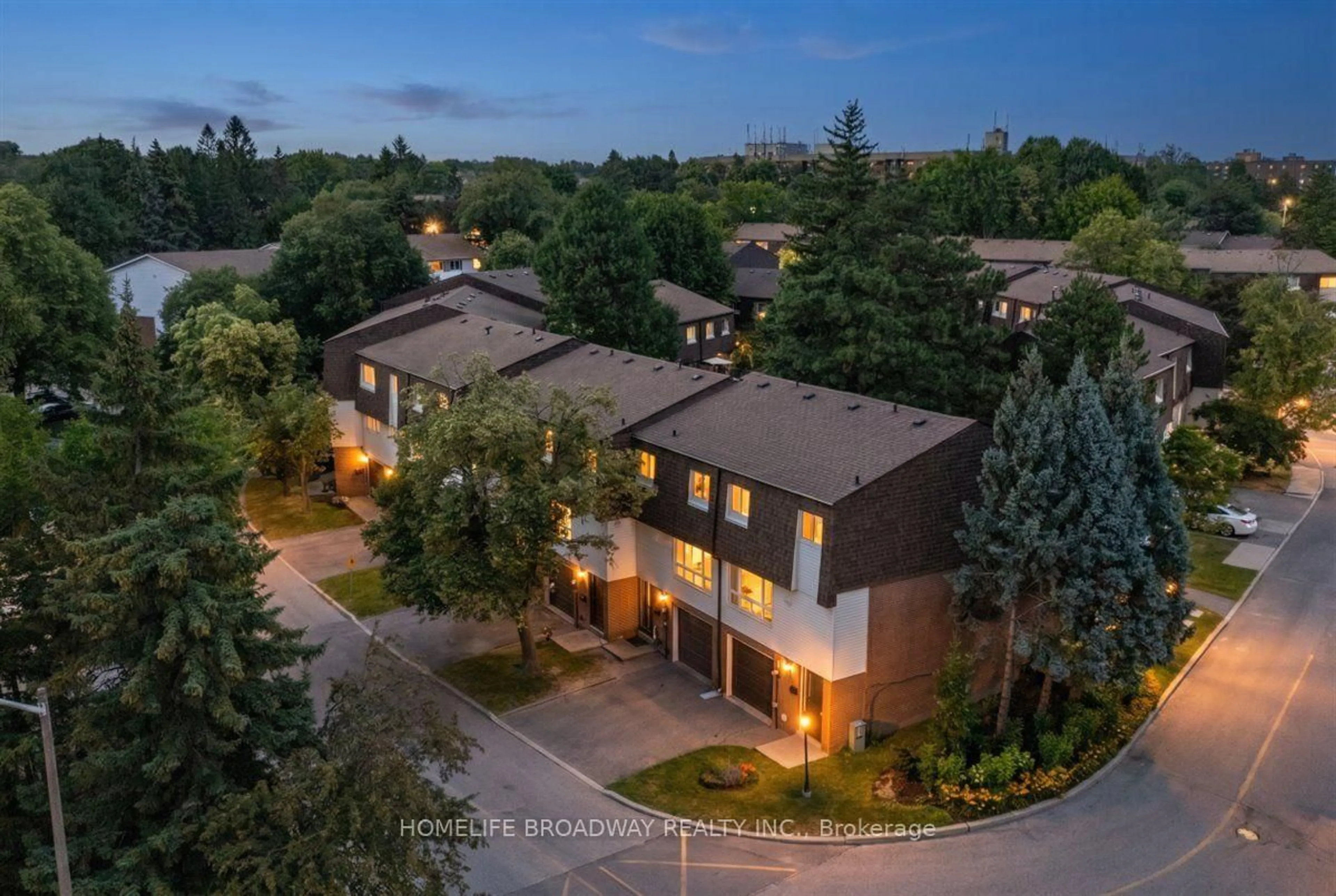 A pic from outside/outdoor area/front of a property/back of a property/a pic from drone, street for 62 Jenny Wrenway, Toronto Ontario M2H 2Y9
