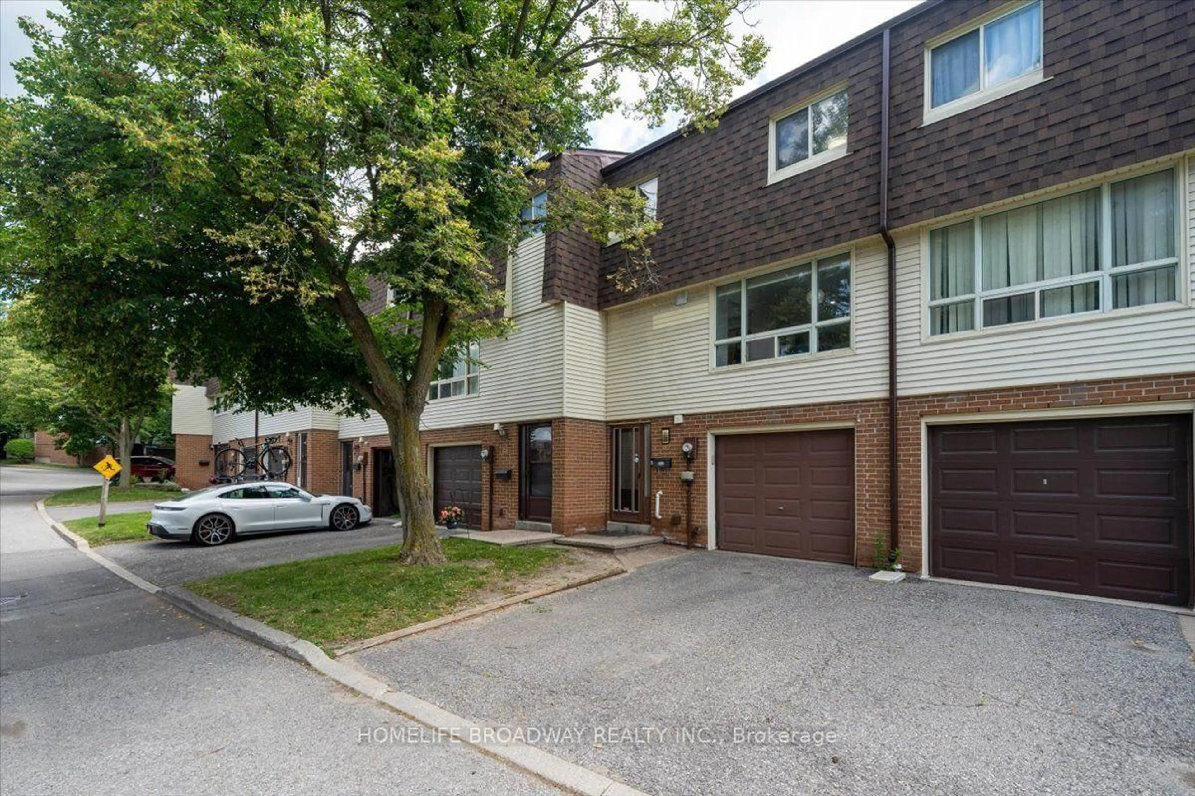 A pic from outside/outdoor area/front of a property/back of a property/a pic from drone, street for 62 Jenny Wrenway, Toronto Ontario M2H 2Y9